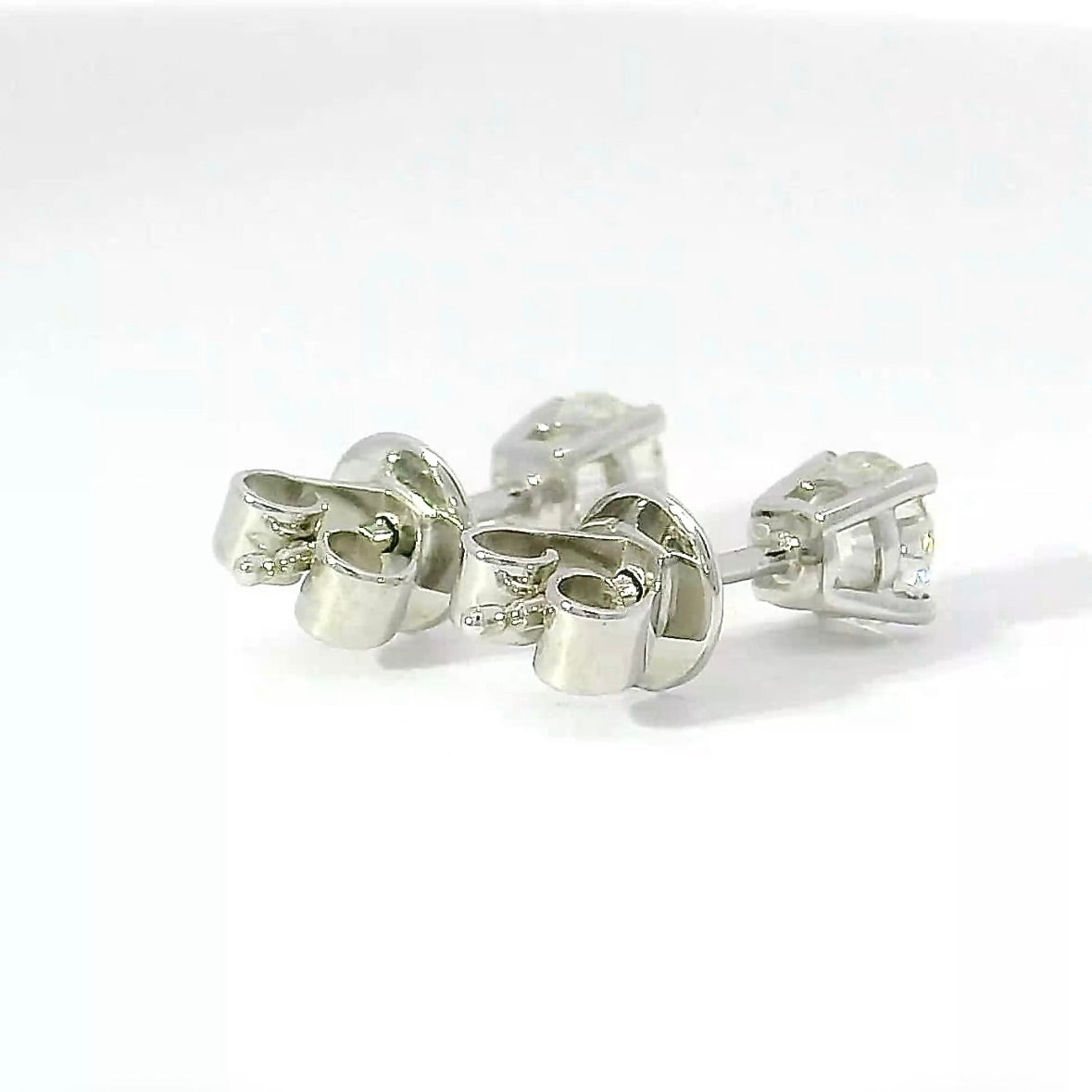 Moderne Brillantstecker in 18 Karat Gelbgold mit hochfeinen Brillanten