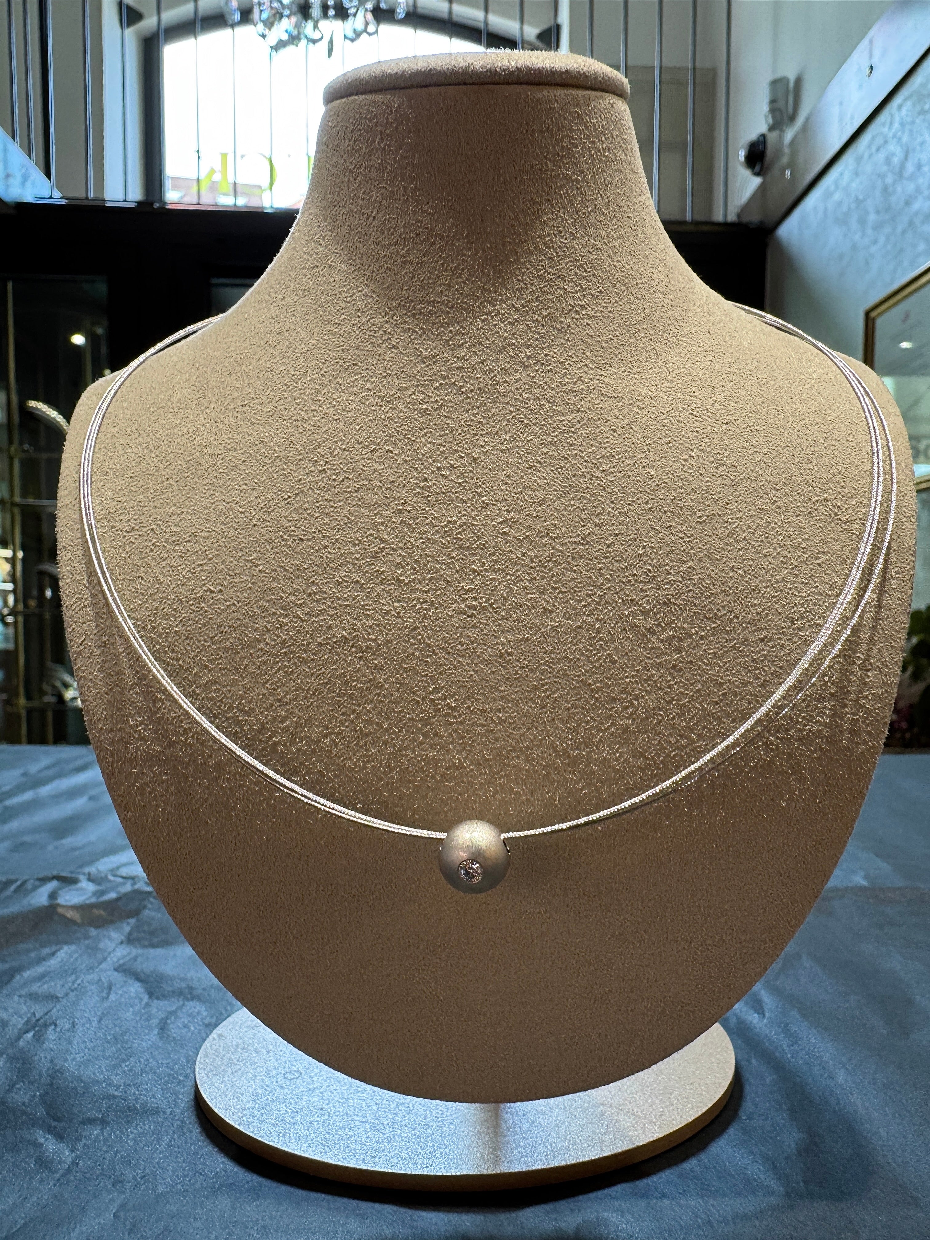 Elegant necklace in 14k white gold with 950 platinum pendant & brilliant-cut diamond