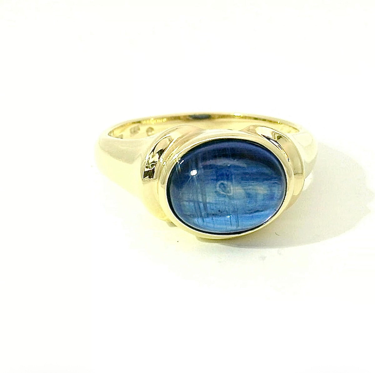 Zeitloser Ring in 9 Karat Gelbgold mit Saphir-Cabochon