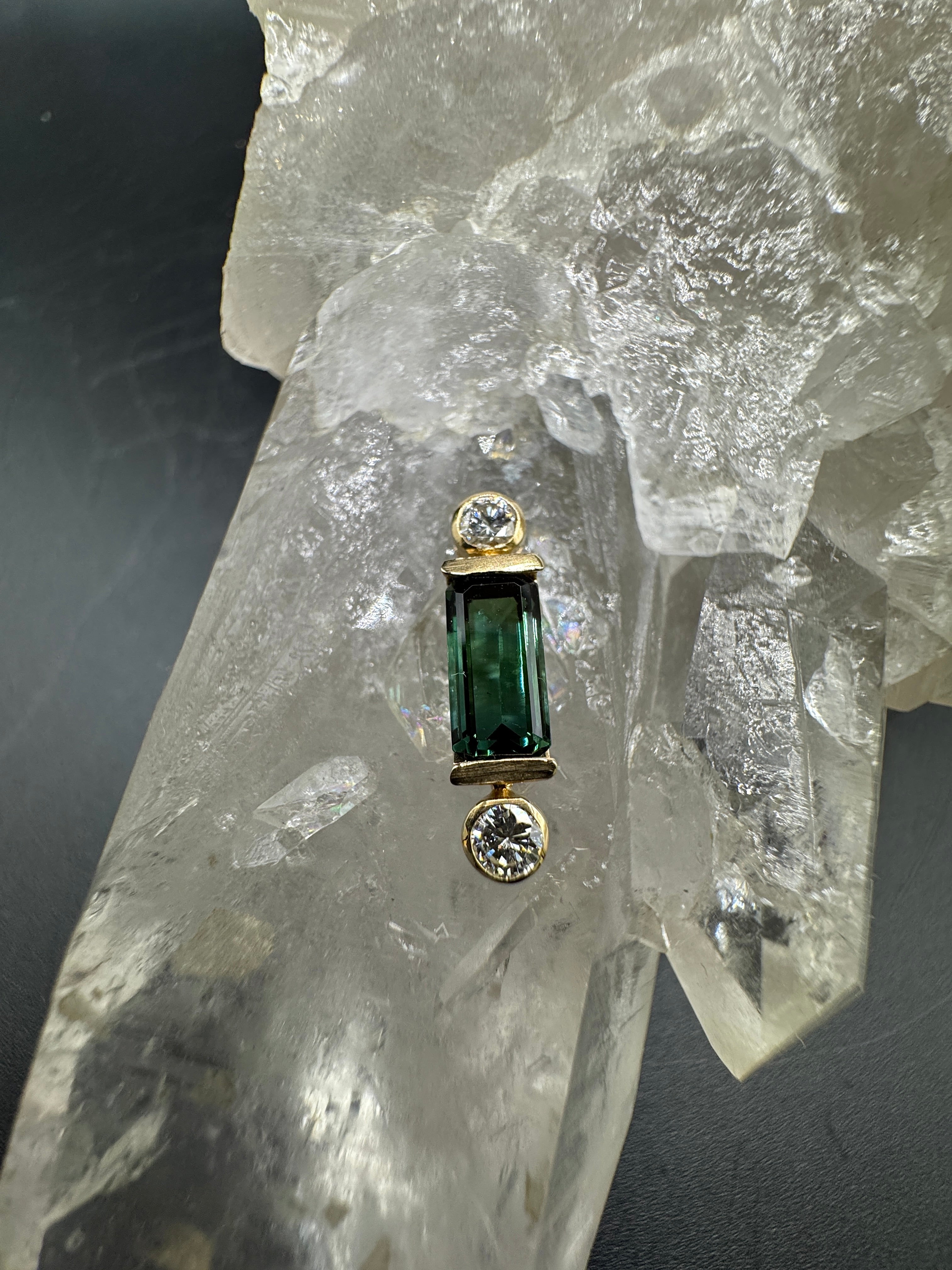 Eleganter Anhänger in 14 Karat Gelbgold mit grünem Turmalin & Brillanten