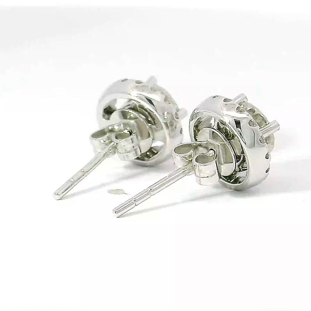 Moderne Ohrstecker in 18 Karat Weißgold mit feinen Brillanten