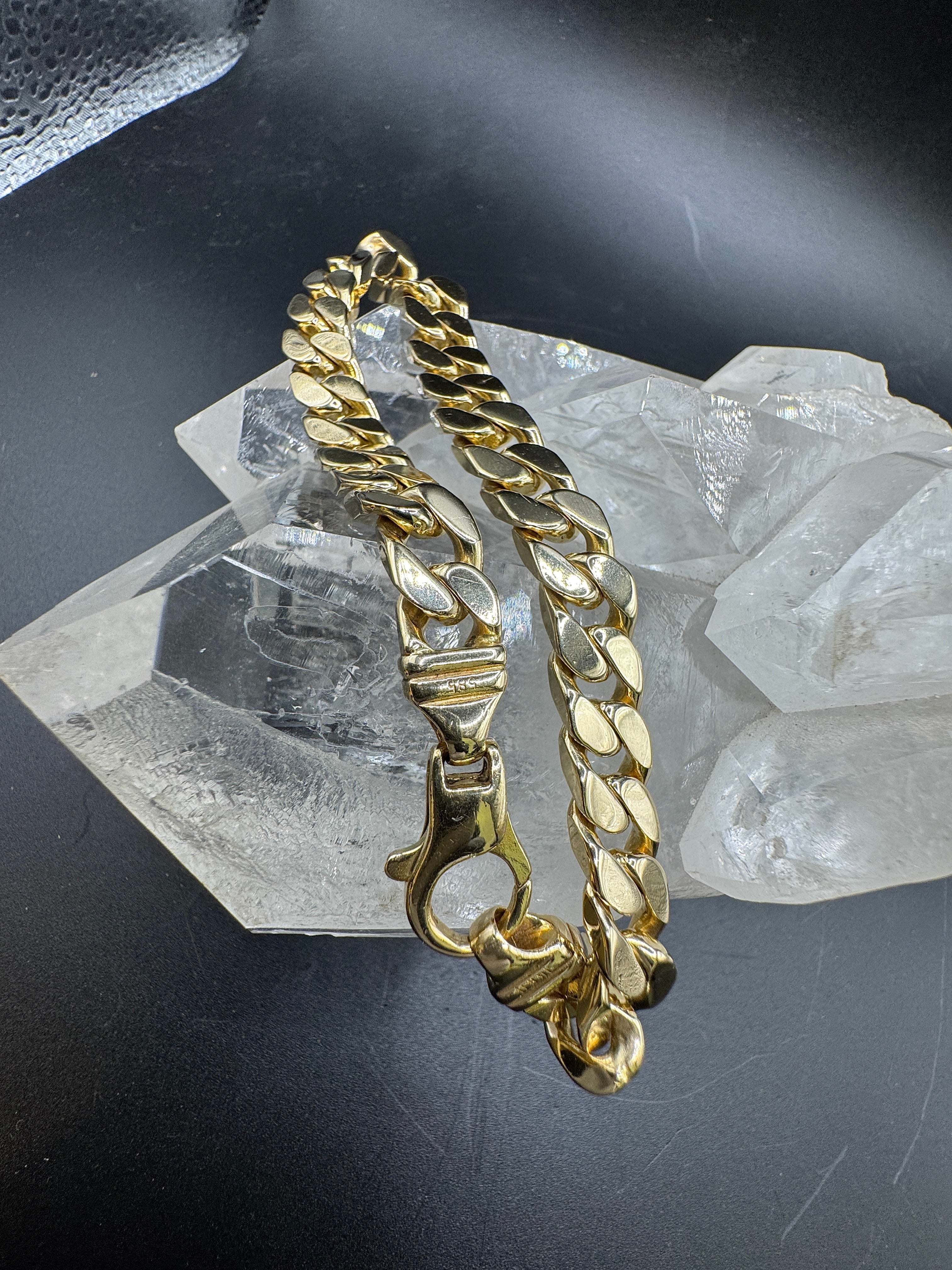 Solid Curb Chain Bracelet in 14 Karat Yellow Gold with Lobster Clasp