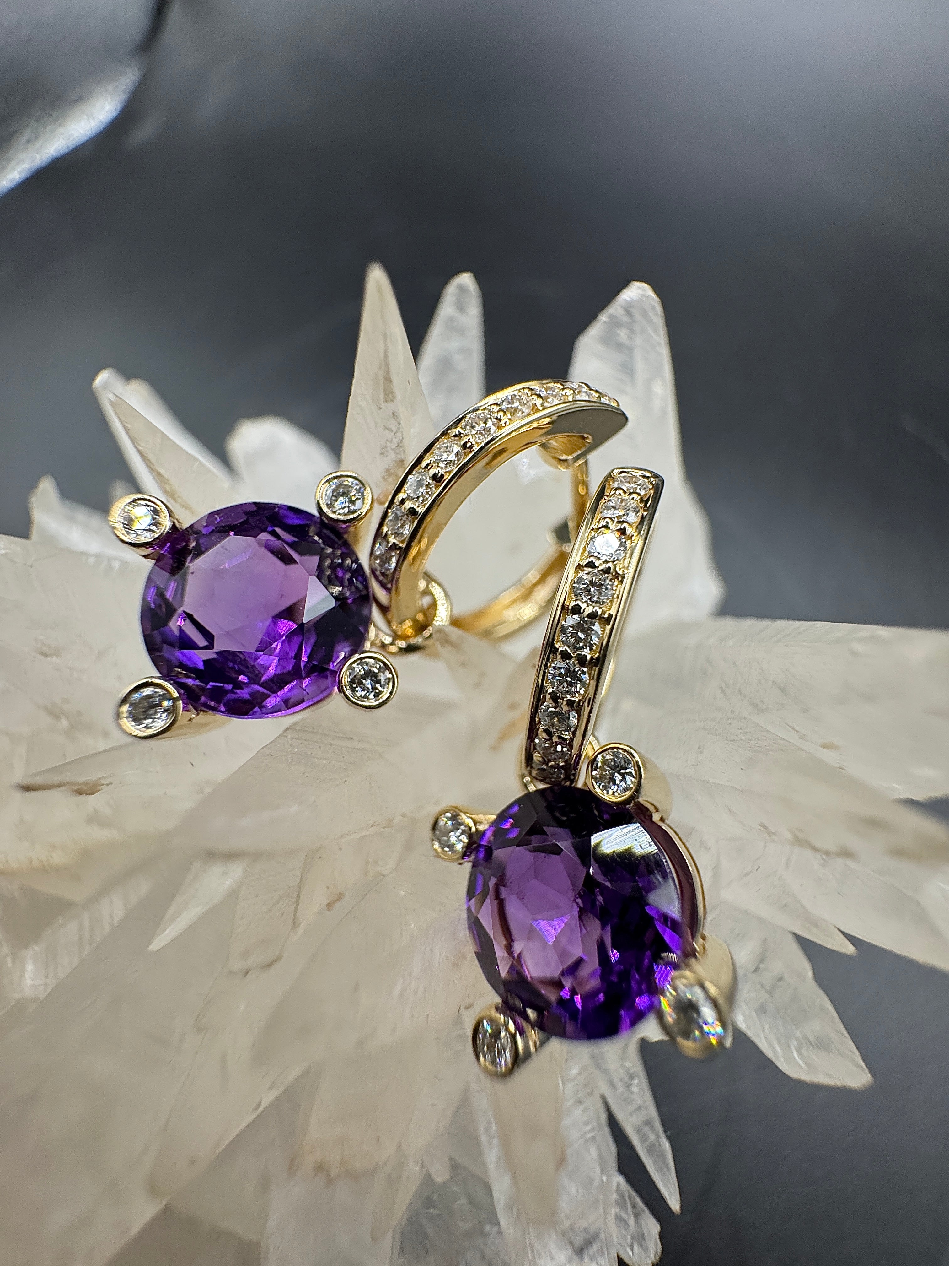 Elegante Ohrringe in 14 Karat Gelbgold mit Brillanten & intensiven Amethysten