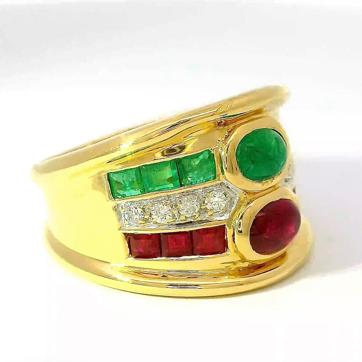 Dominanter Ring in 18 Karat Gelbgold mit Rubinen, Smaragden & Brillanten