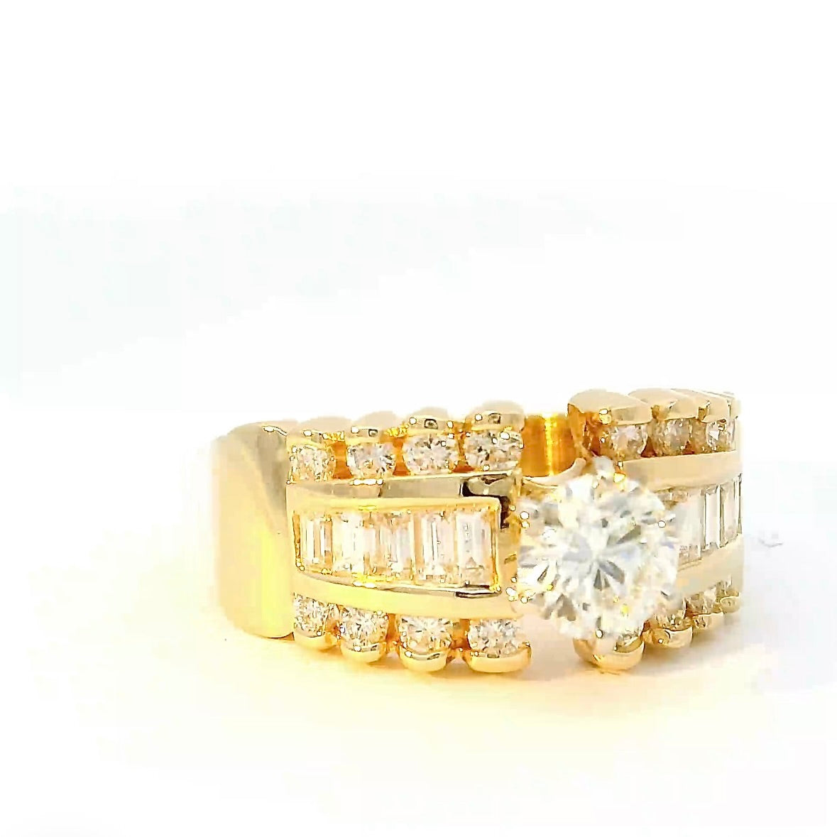 Dominanter Solitär Ring in 14 Karat Gelbgold mit Brillanten & Diamant-Baguettes