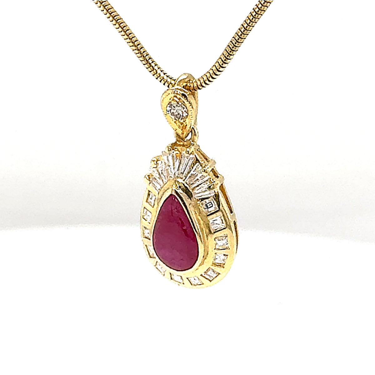 Strahlender Anhänger in 18 Karat Gelbgold mit Rubin & Diamanten + Schlangenkette