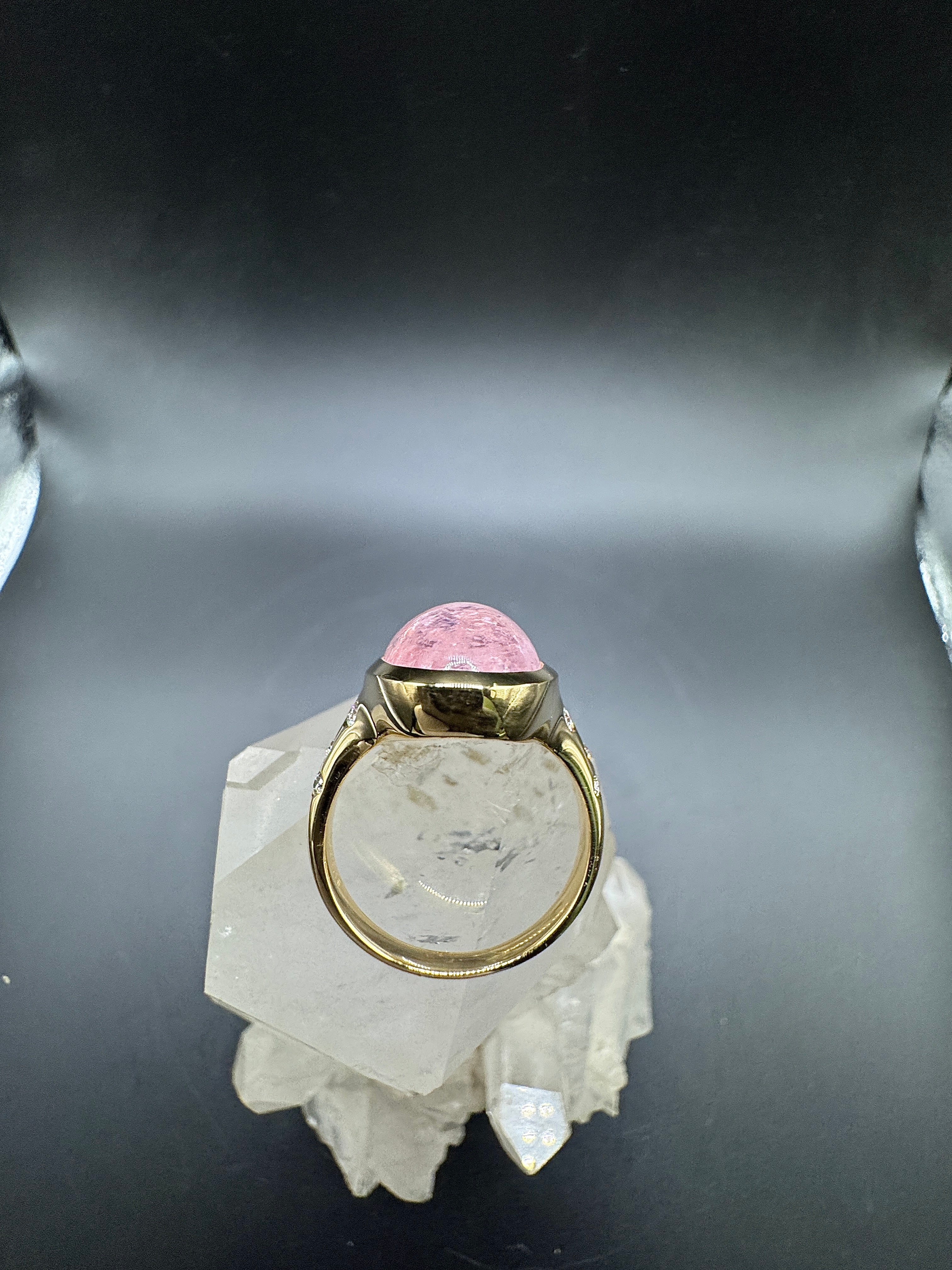 Moderner Ring in 18 Karat Gelbgold mit großem Morganit & Brillanten