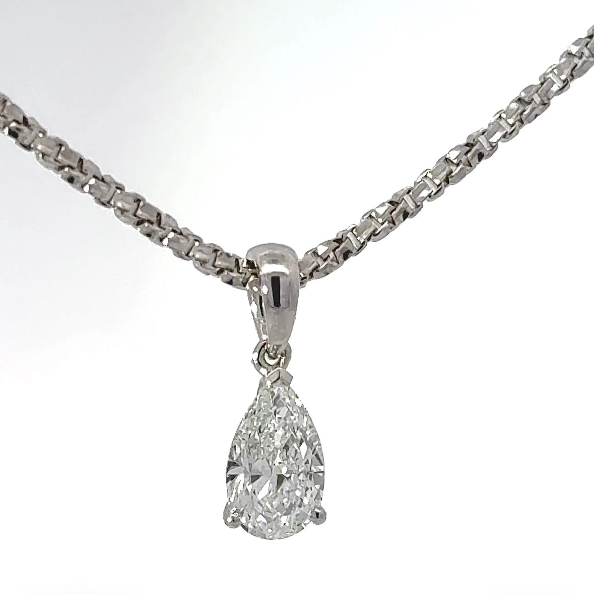 Elegant solitaire pendant in 18 carat white gold with IF brilliant in River (E)