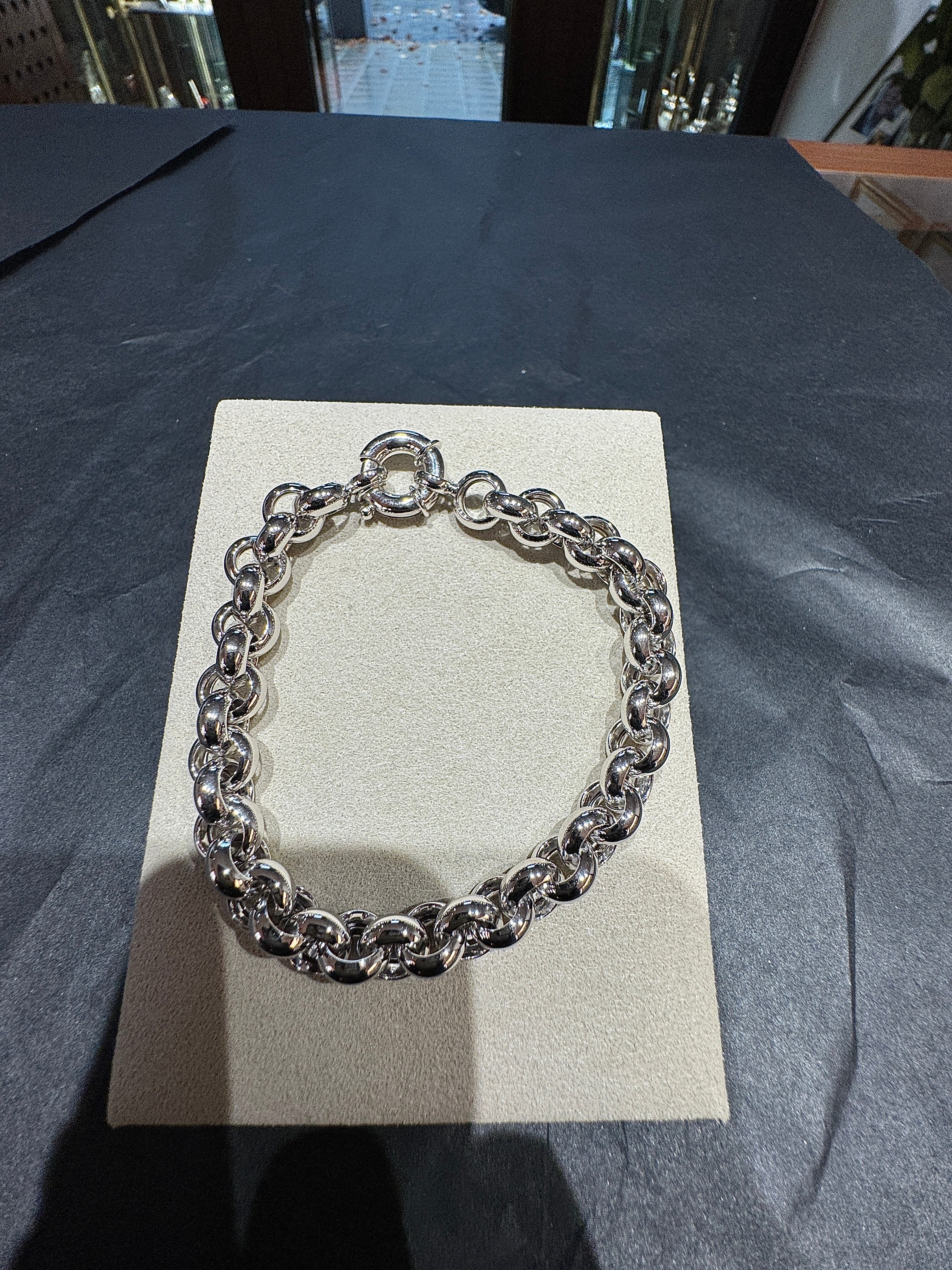 Modern curb chain bracelet in 14 karat white gold with large spring ring clasp