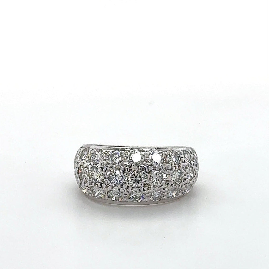 Wirkungsvoller Weißgoldring in 14 Karat mit hochfeinen Brillanten im Pavé-Verschnitt