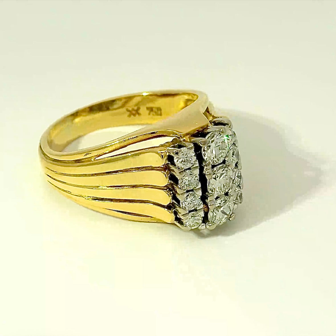 Eindrucksvoller Vintage-Ring in 18 Karat Gelb- und Weißgold mit hochfeinen Brillanten