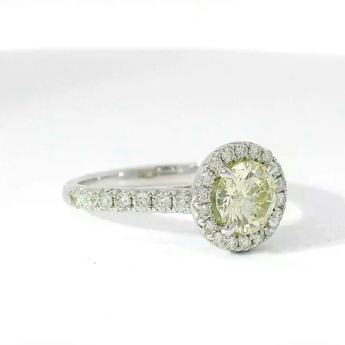 Hochwertiger Verlobungs-Solitärring in 18 Karat Weißgold mit Einkaräter & Brillanten