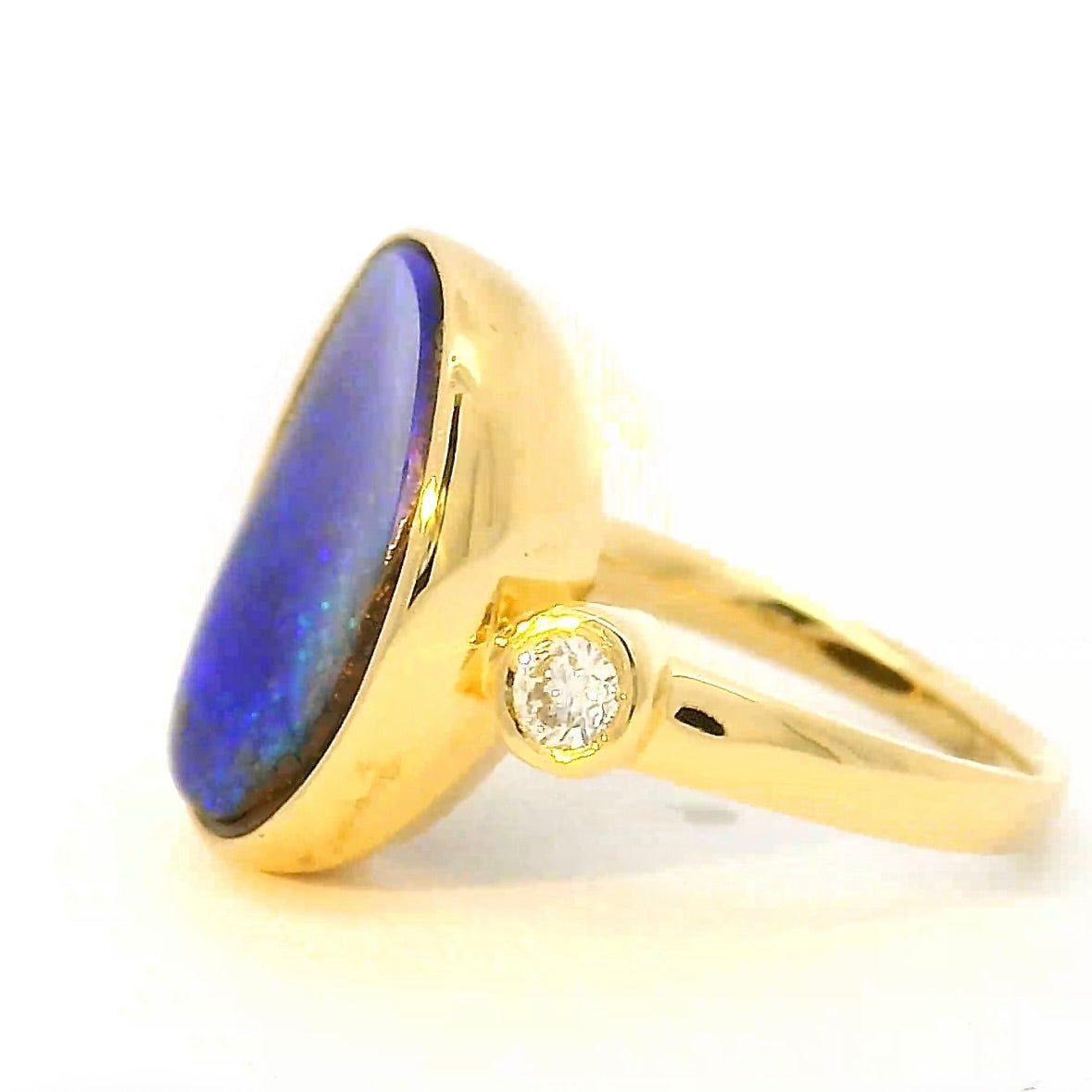 Eleganter Opalring in 18 Karat Gelbgold mit feinen Brillanten