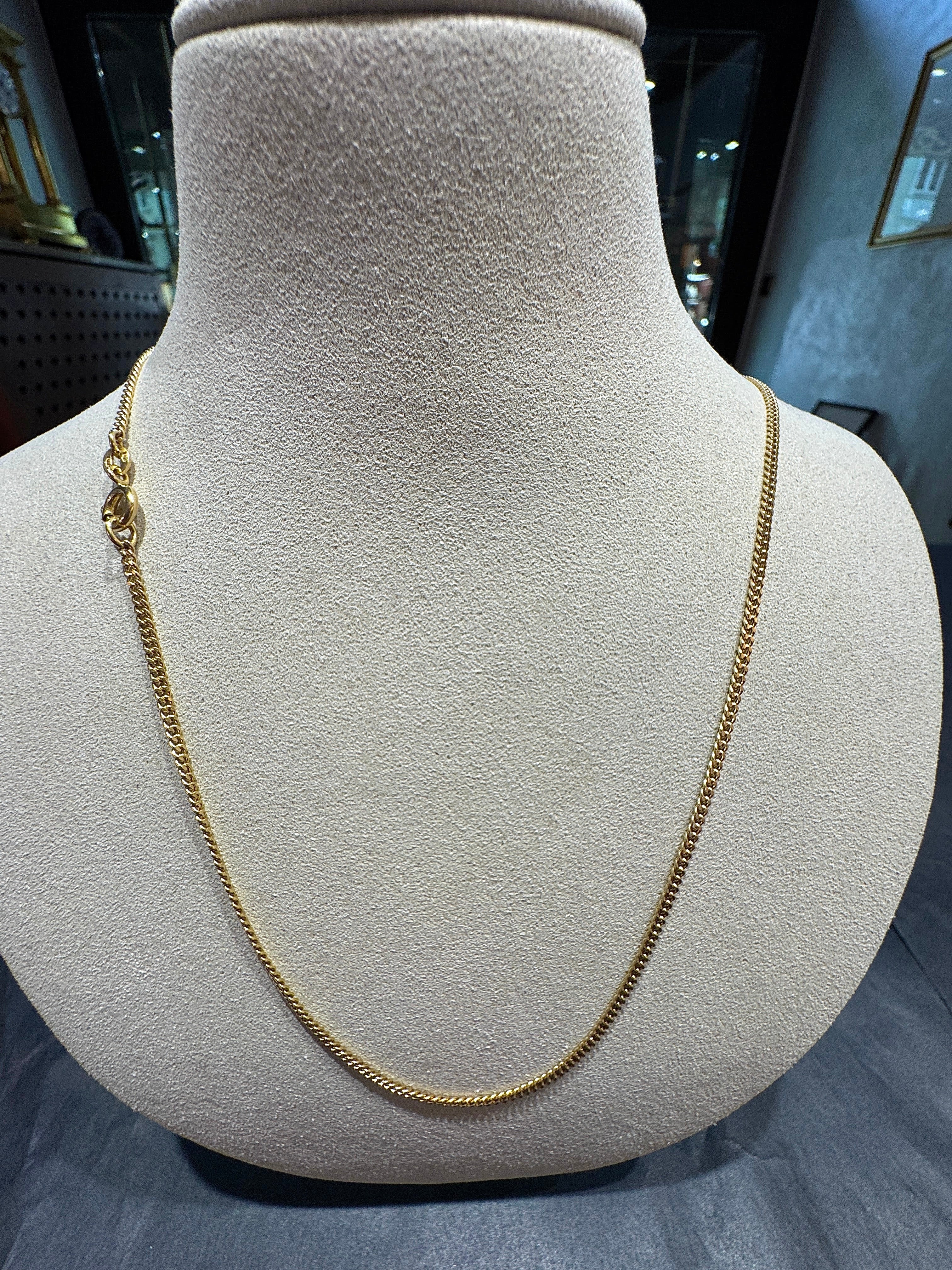 Timeless Curb Chain in 18 Karat Yellow Gold with Spring Ring