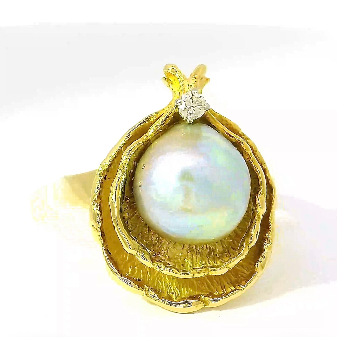 Handgefertigter Ring in 18 Karat Gelbgold mit besonderer Perle & Brillant