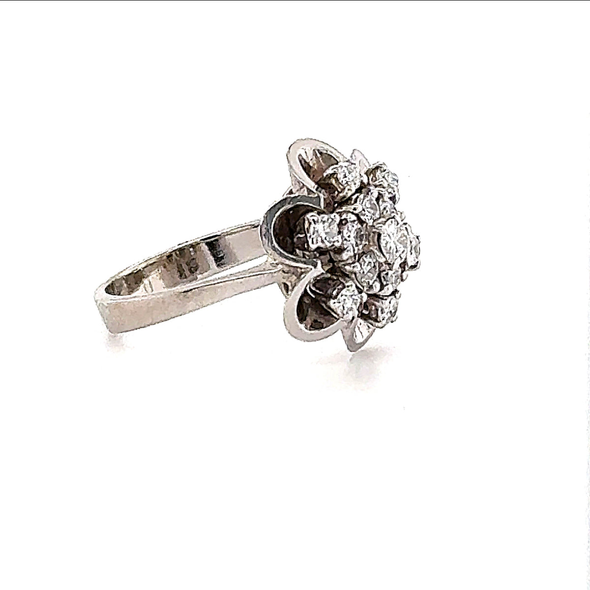 Dekorativer Blumen-Ring in 14 Karat Weißgold mit lebhaften Brillanten