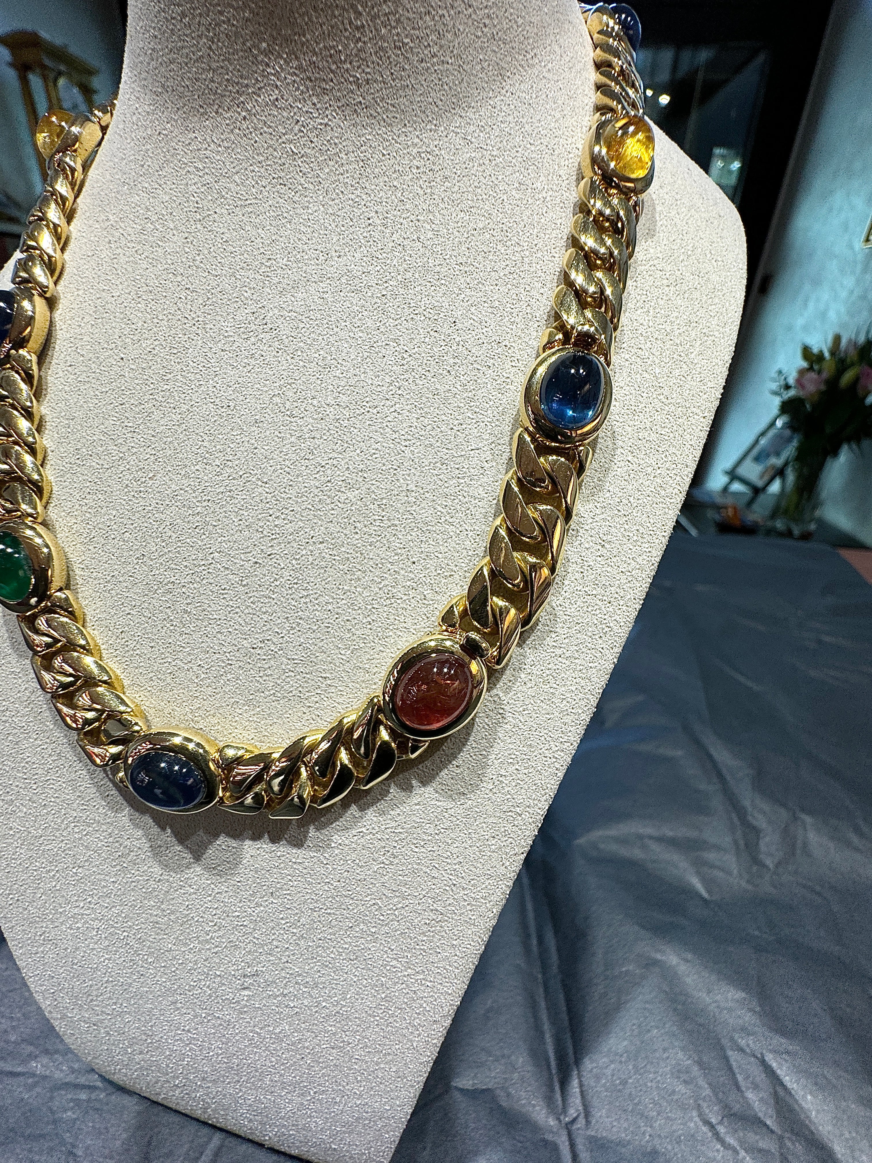 Einmaliges Collier / Armband in 18 Karat Gelbgold mit Saphiren & Smaragden