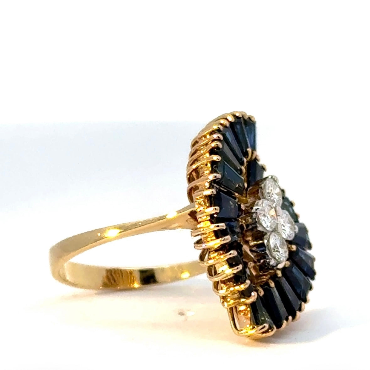 Besonderer Ring in 14 Karat Gelbgold mit feinen Saphiren & Brillanten