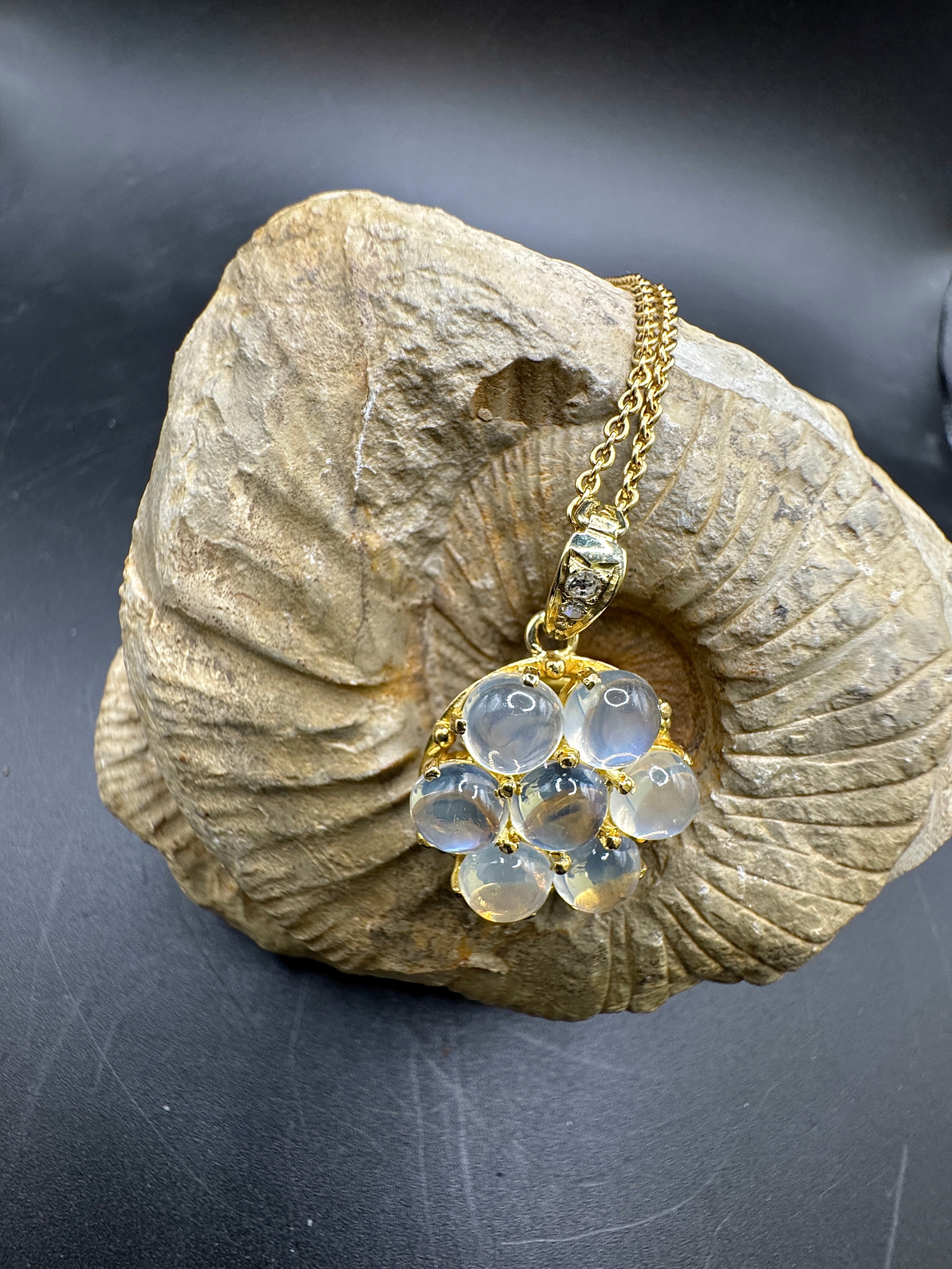 Eleganter Anhänger in 14 Karat Gelbgold mit Mondsteinen & Diamanten
