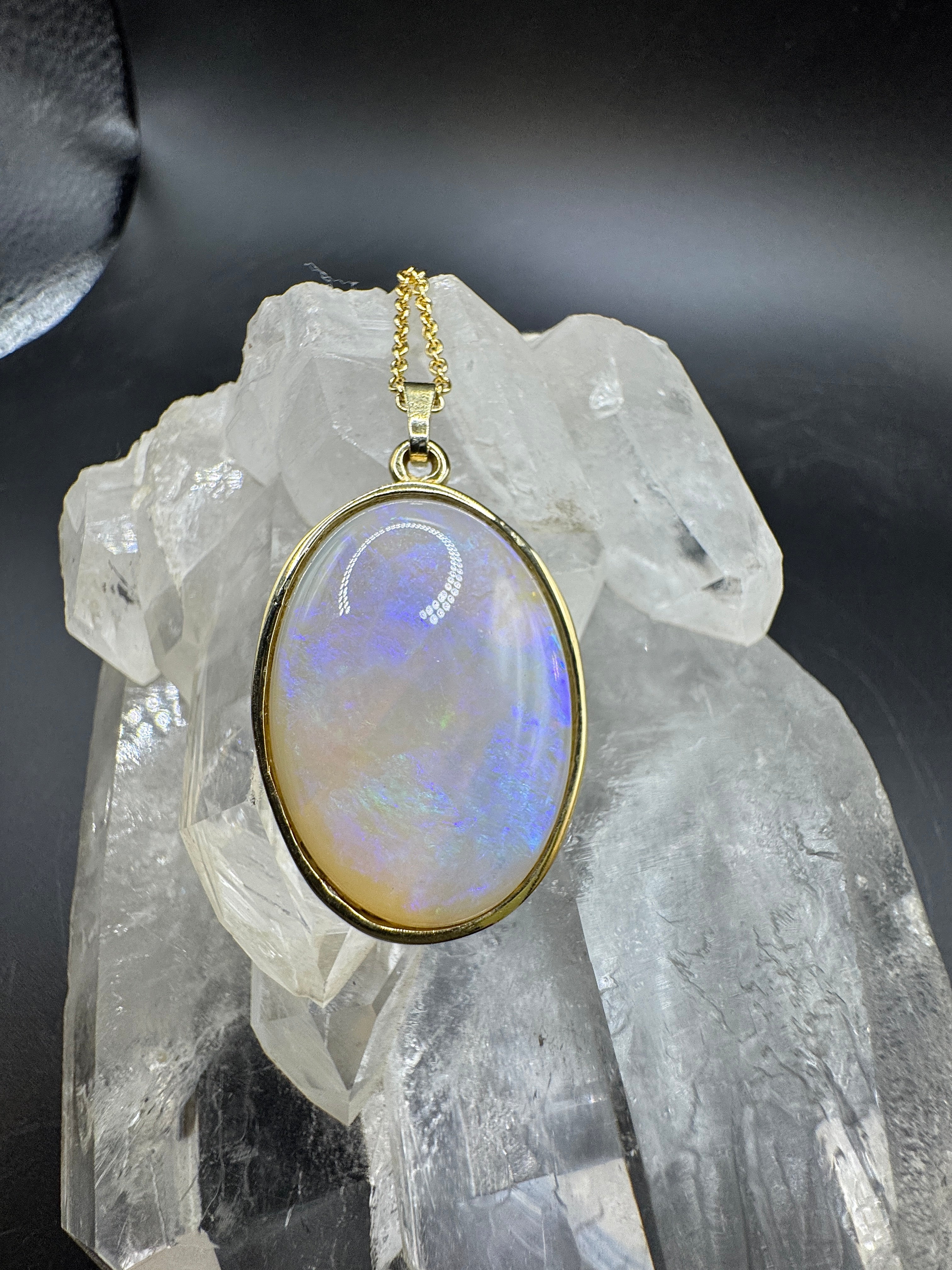 Elegant 14K yellow gold pendant with opal