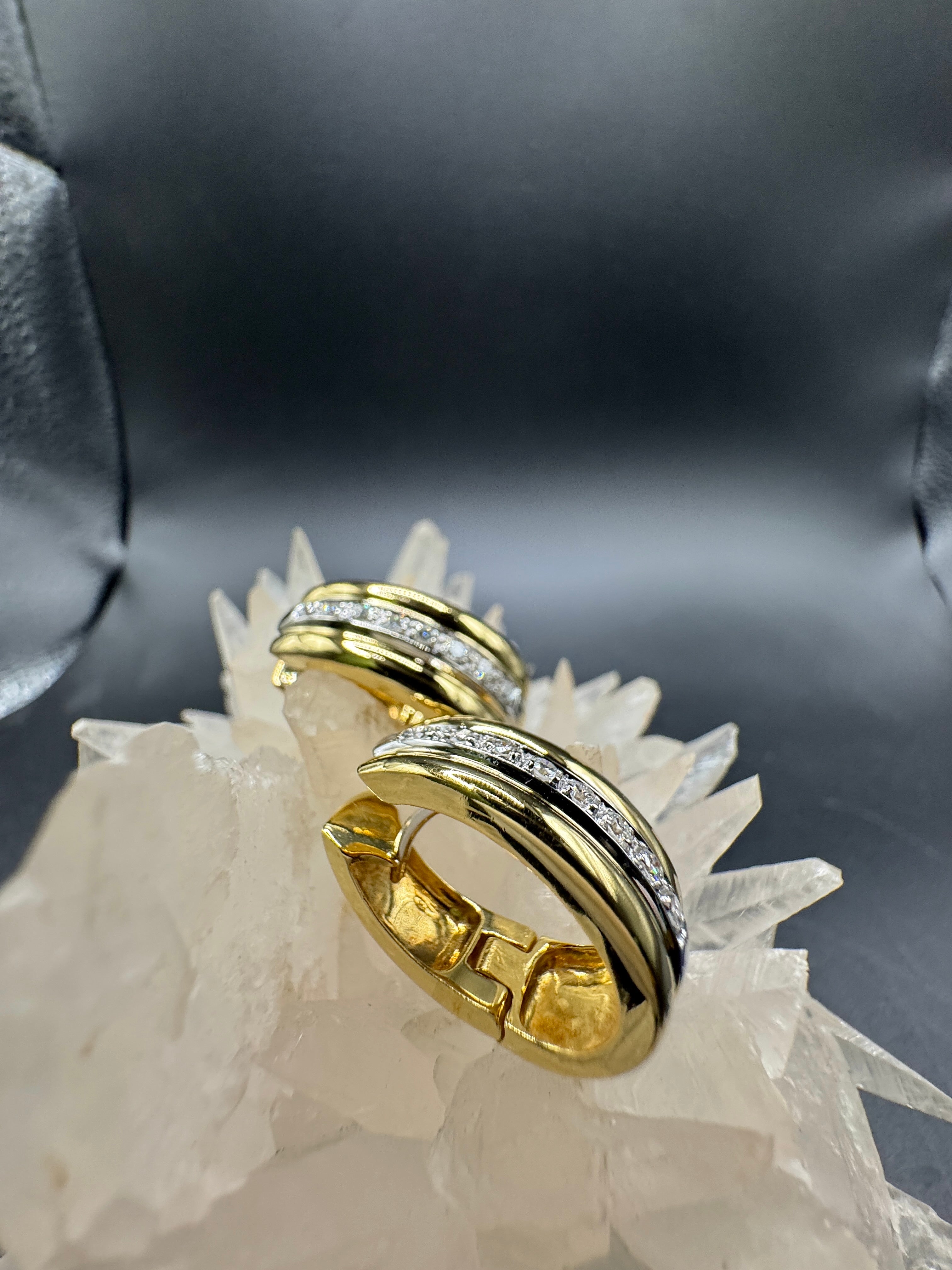 Edle Kreolen in 18 Karat Gold – handgefertigt mit hochfeinen Brillanten