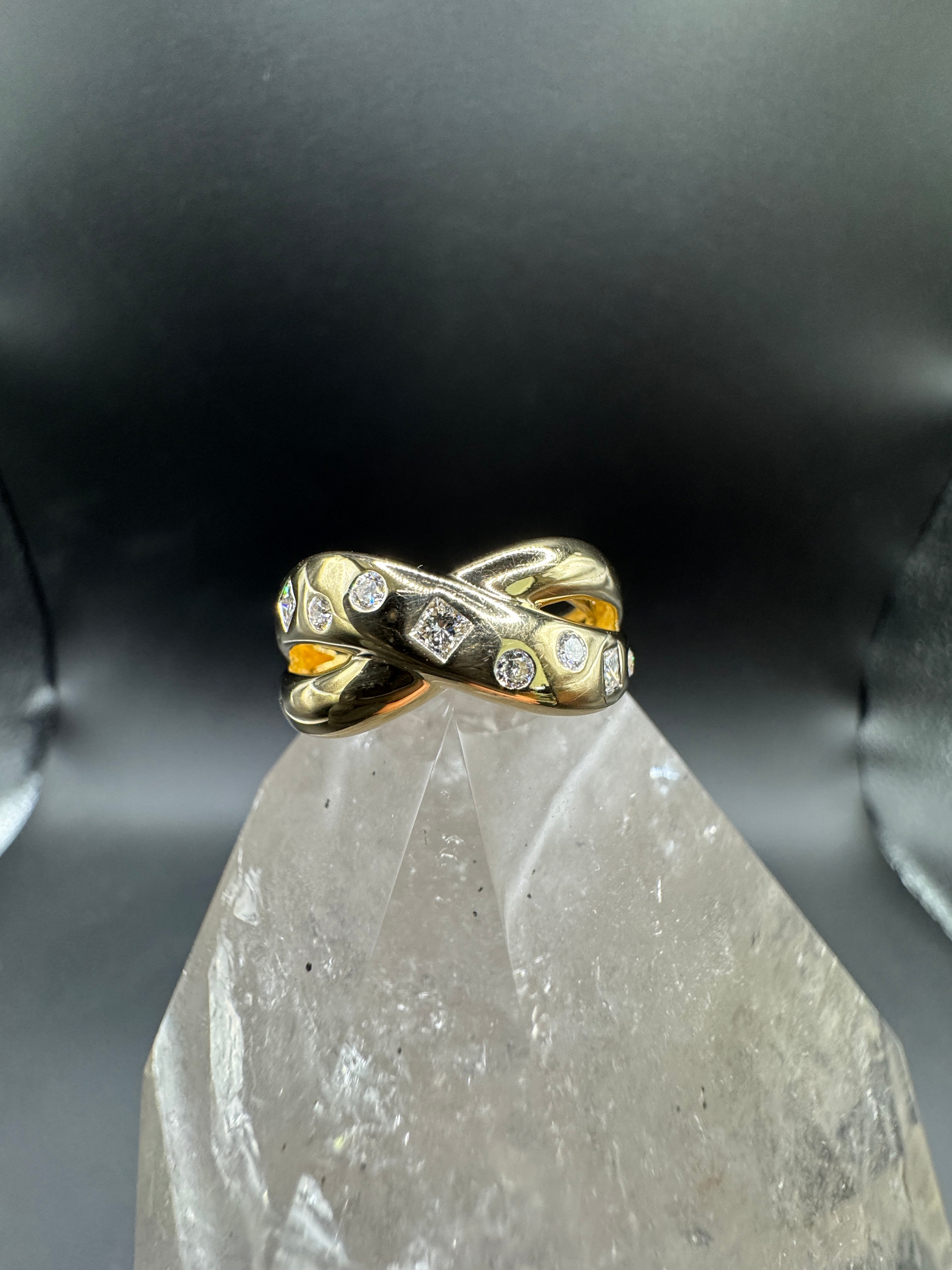 Verspielter Gelbgold-Ring in 14 Karat Gelbgold mit Brillanten & Princess-Cut Diamanten