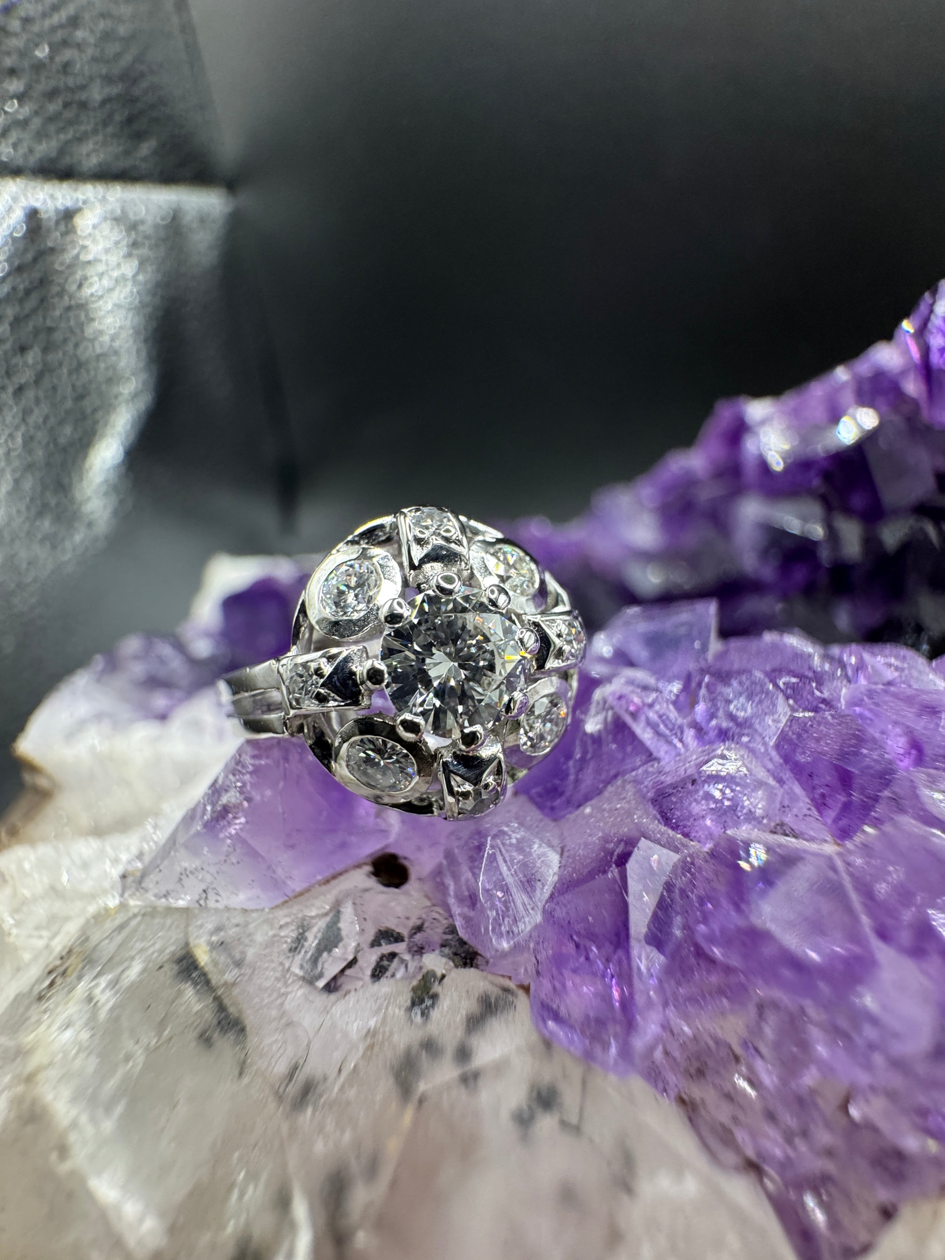 Dekorativer Vintage Ring in 14 Karat Weißgold mit Brillanten