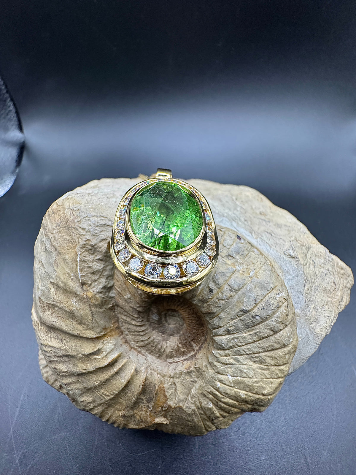 Edler Anhänger in 18 Karat Gelbgold mit großem Peridot & Brillanten