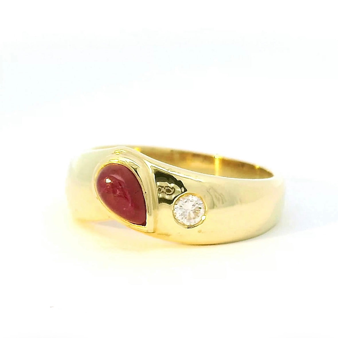 Eleganter Ring in 14 Karat Gelbgold mit Rubin & Brillant