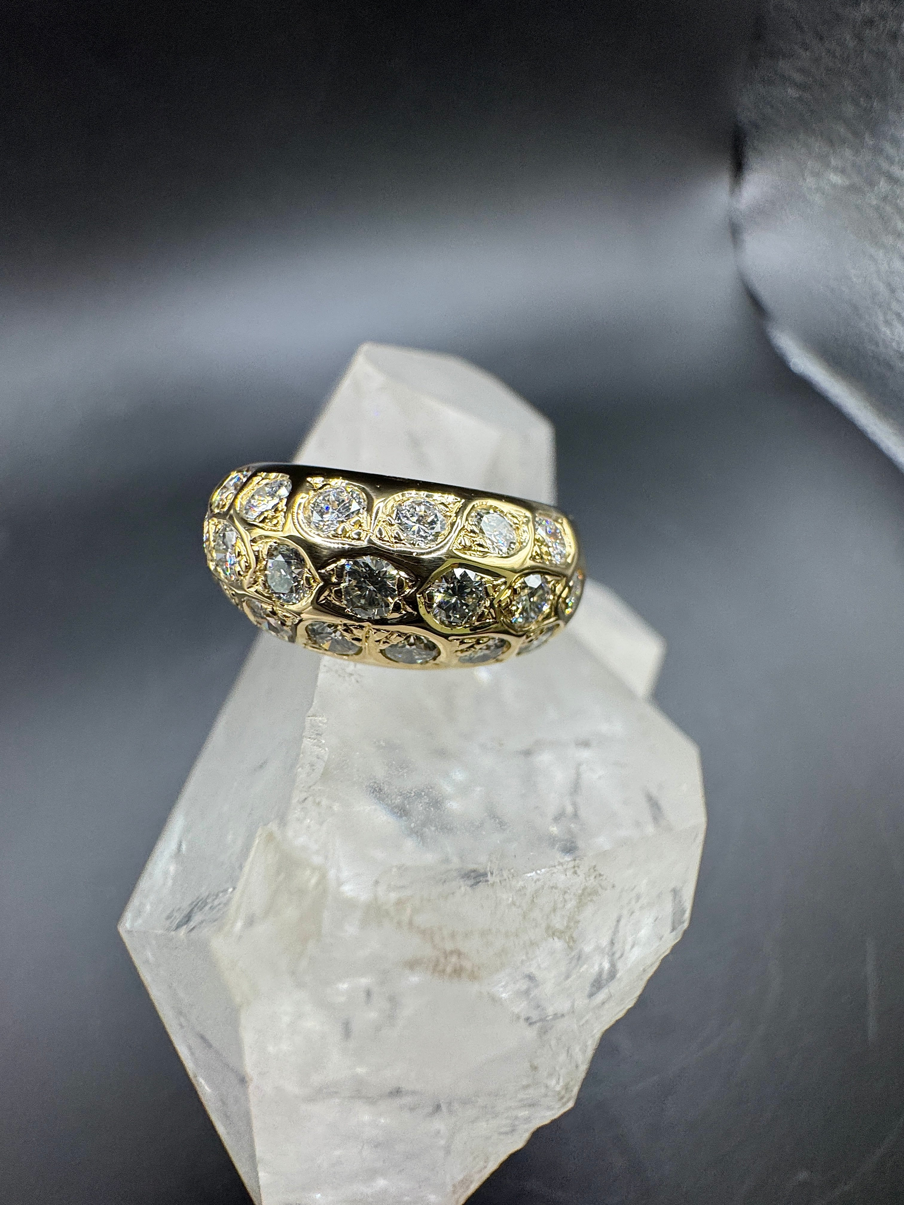 Stilvoller & breiter Ring in 18 Karat Gelbgold mit feinen Brillanten