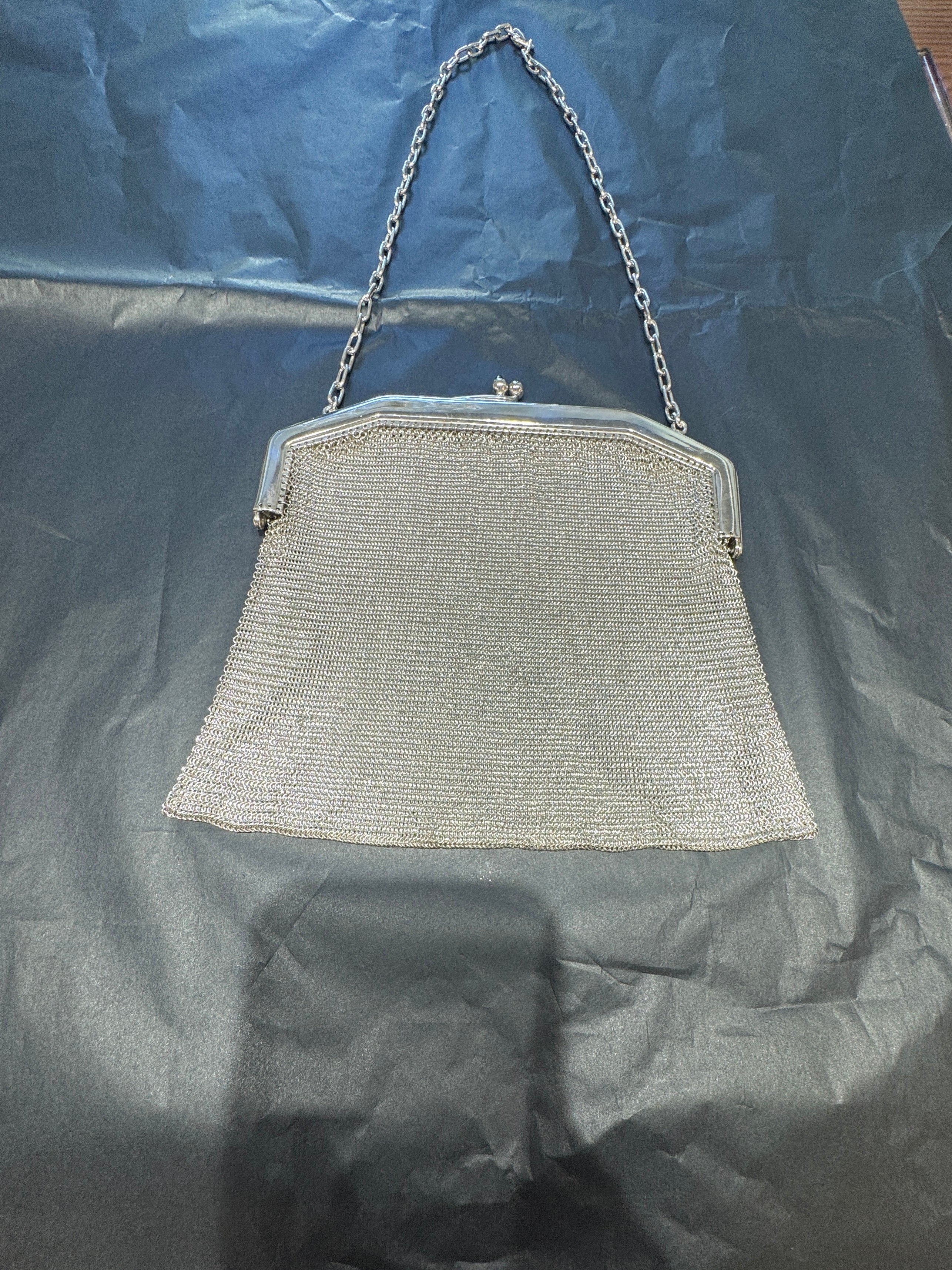Einmalige Silbertasche aus 800er Silber mit blauen Schmucksteinen