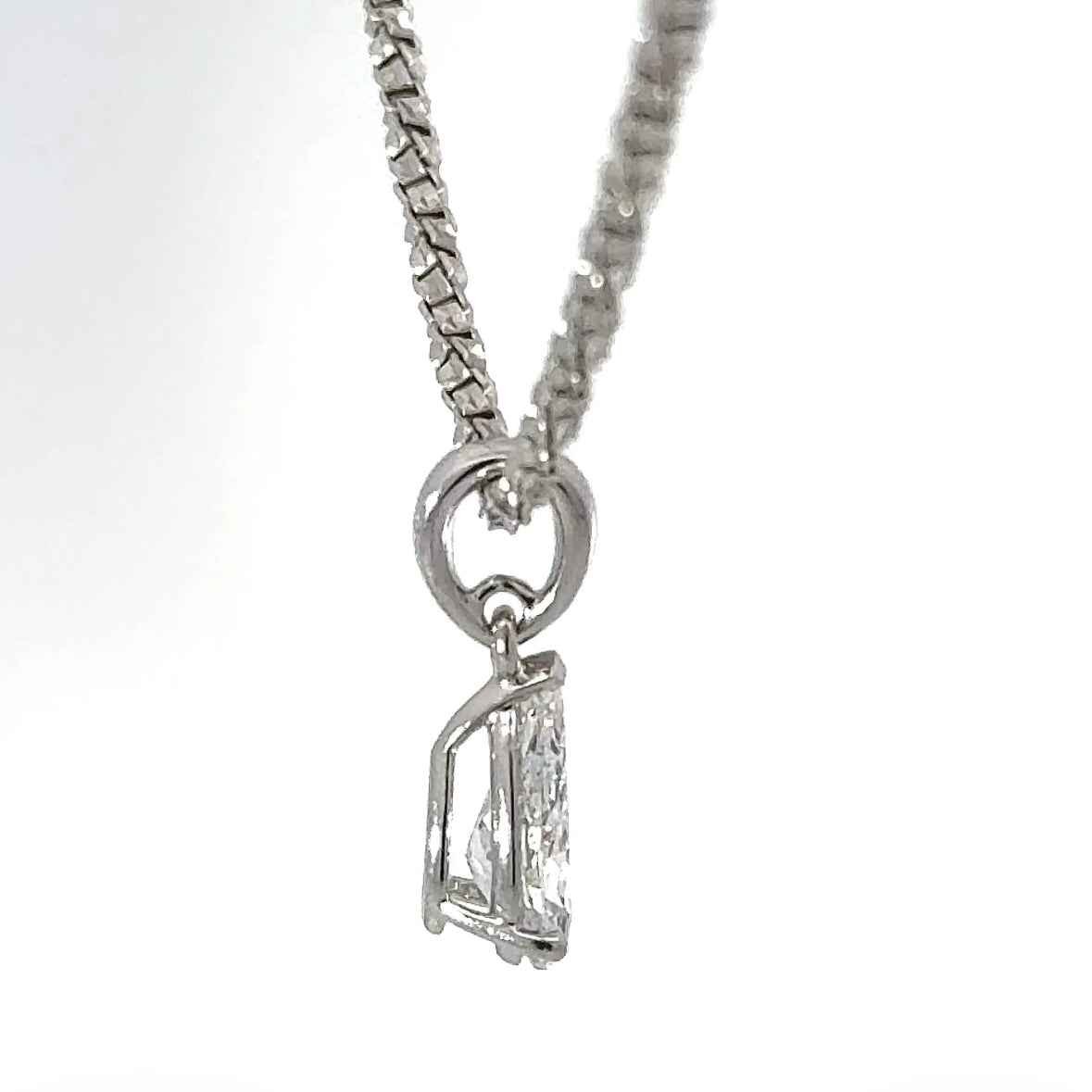 Elegant solitaire pendant in 18 carat white gold with IF brilliant in River (E)