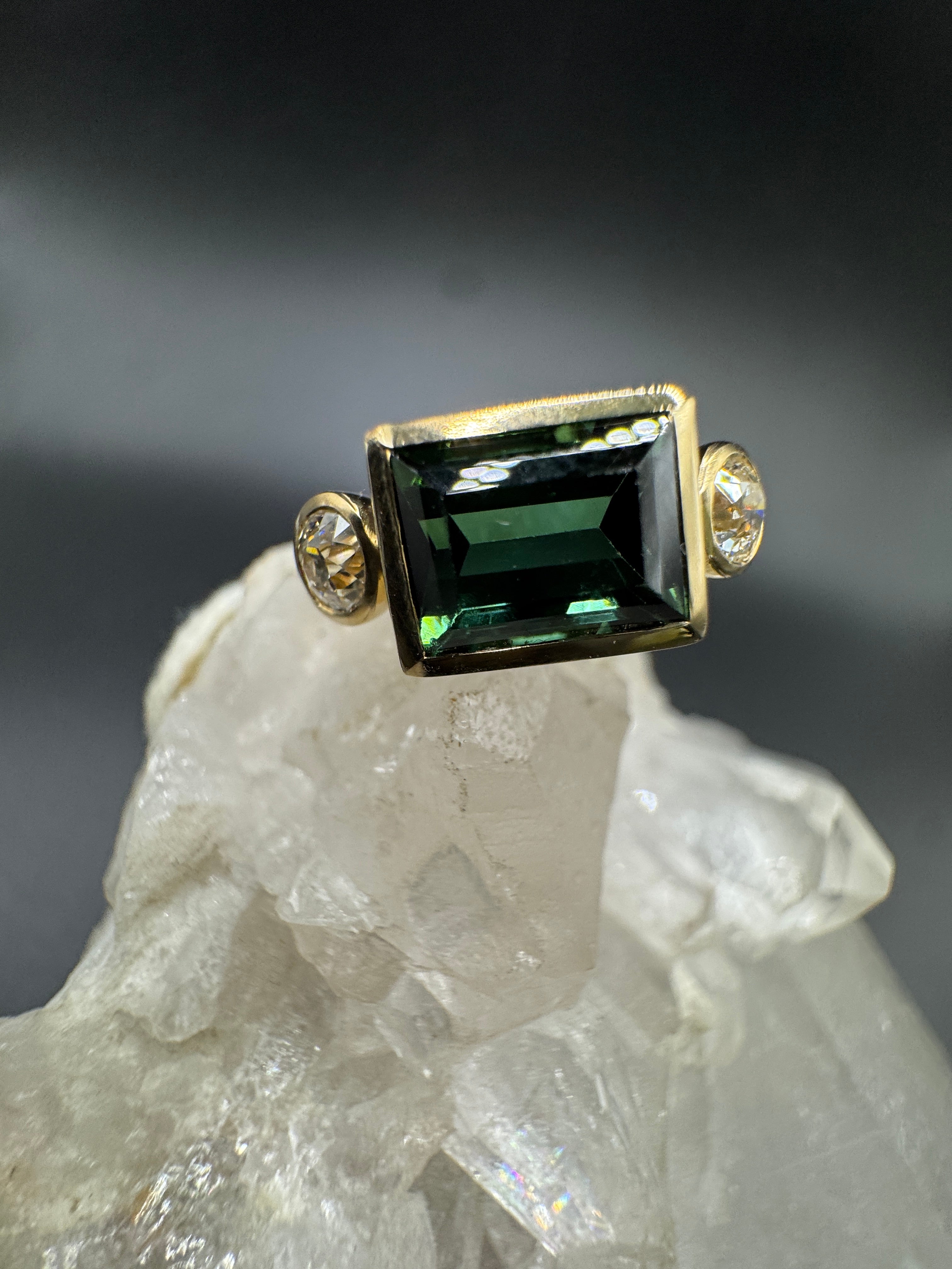 Moderner Turmalin Ring in 14 Karat Gelbgold mit Altschliff Diamanten