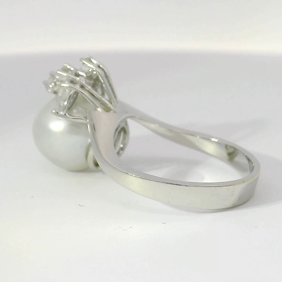 Handgefertigter Ring in 18 Karat Weißgold mit Südseeperle & Diamanten