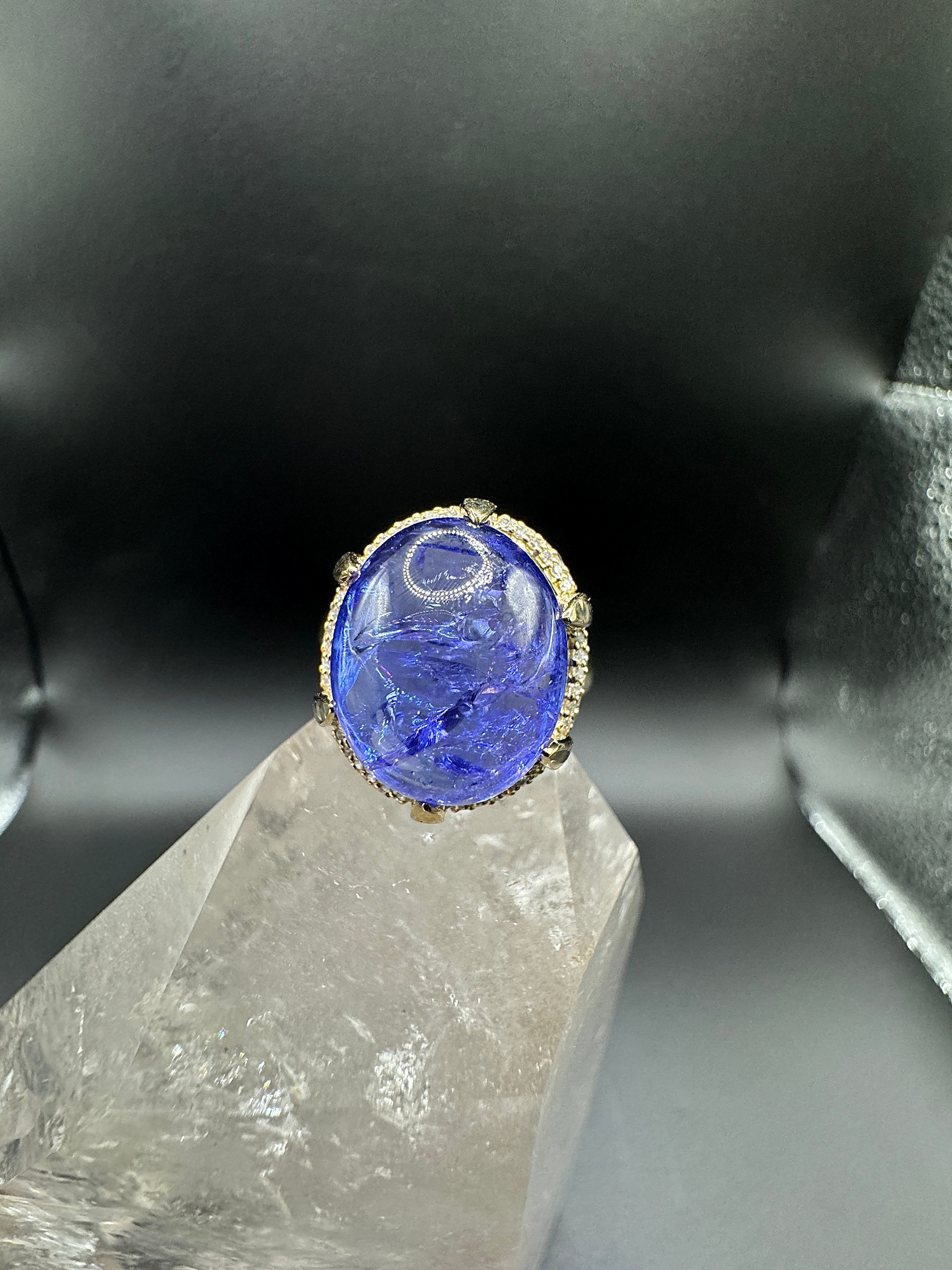 Ausgefallener Tansanit Ring in 14 Karat Gelbgold mit feinen Brillanten