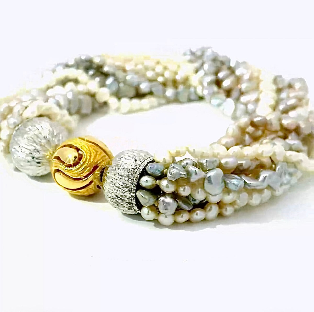 Special Goldbaur pearl bracelet with bayonet clasp in 18 carat gold