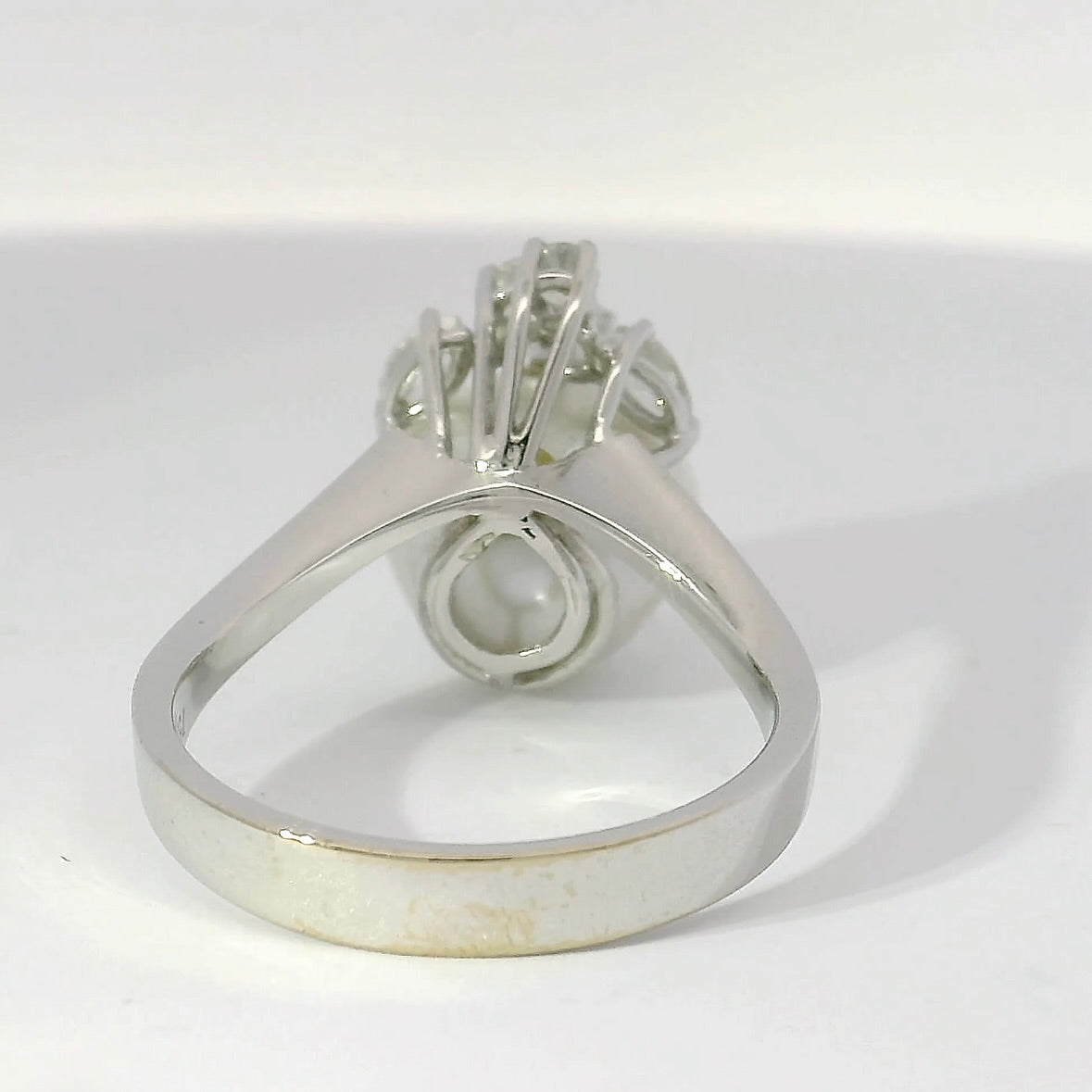 Handgefertigter Ring in 18 Karat Weißgold mit Südseeperle & Diamanten