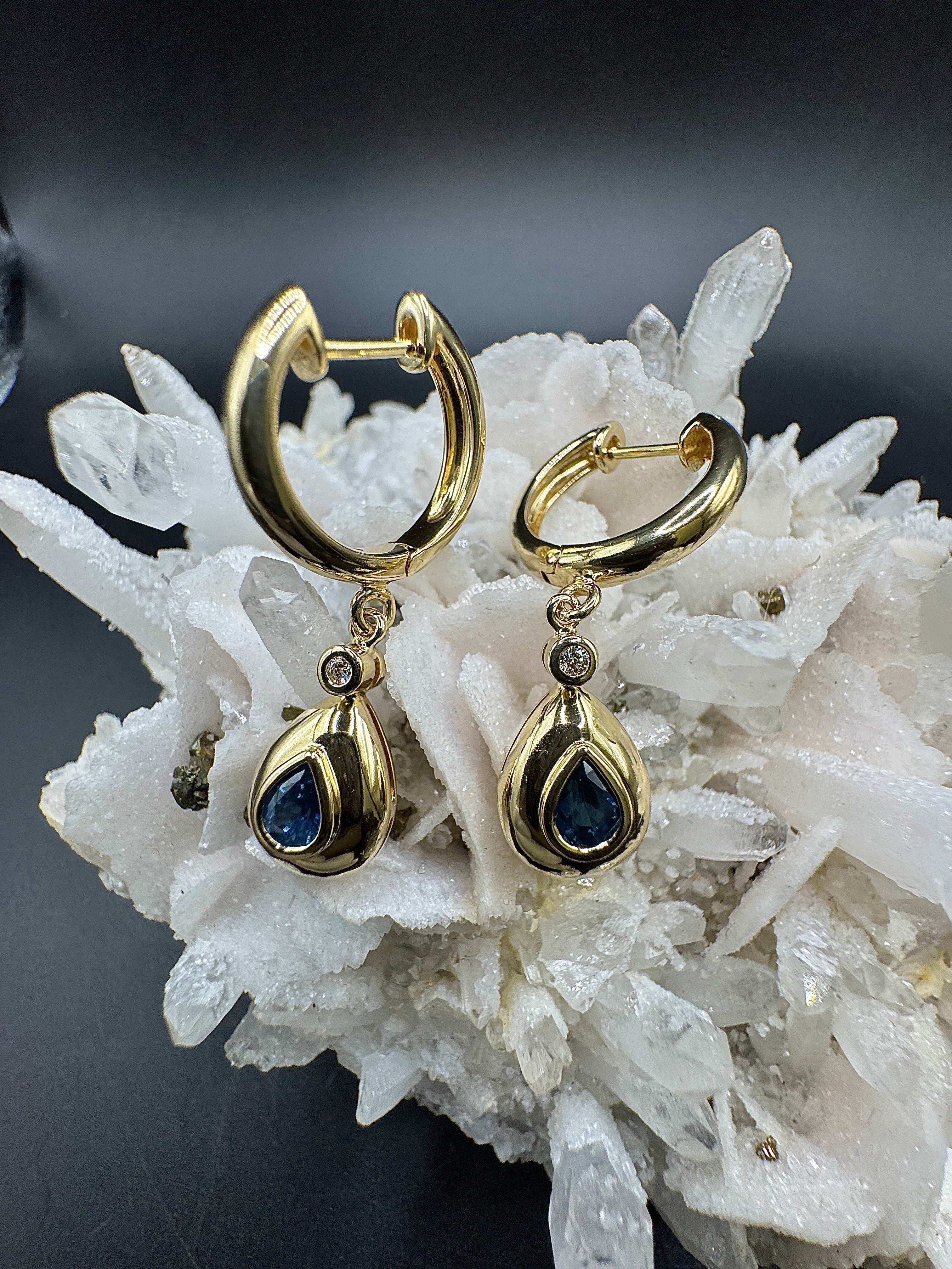 Elegante Ohrringe in 14 Karat Gelbgold mit Saphiren & Brillanten