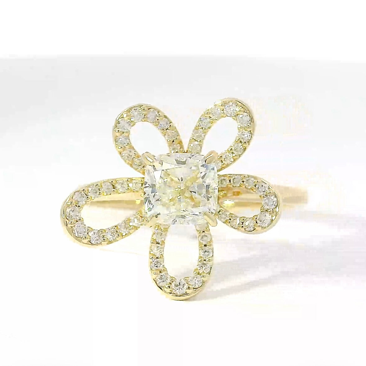Besonderer Ring in 14 Karat Gelbgold mit Einkaräter & Brillanten