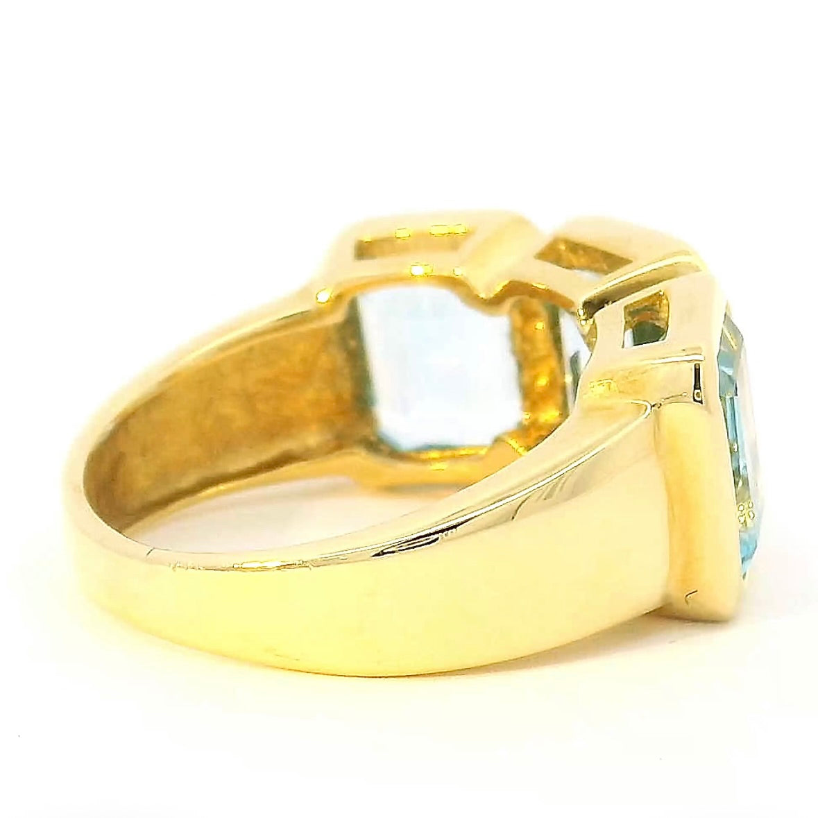 Markanter Ring in 14 Karat Gelbgold mit blauen Topasen