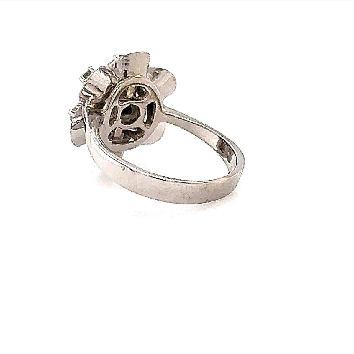 Dekorativer Blumen-Ring in 14 Karat Weißgold mit lebhaften Brillanten