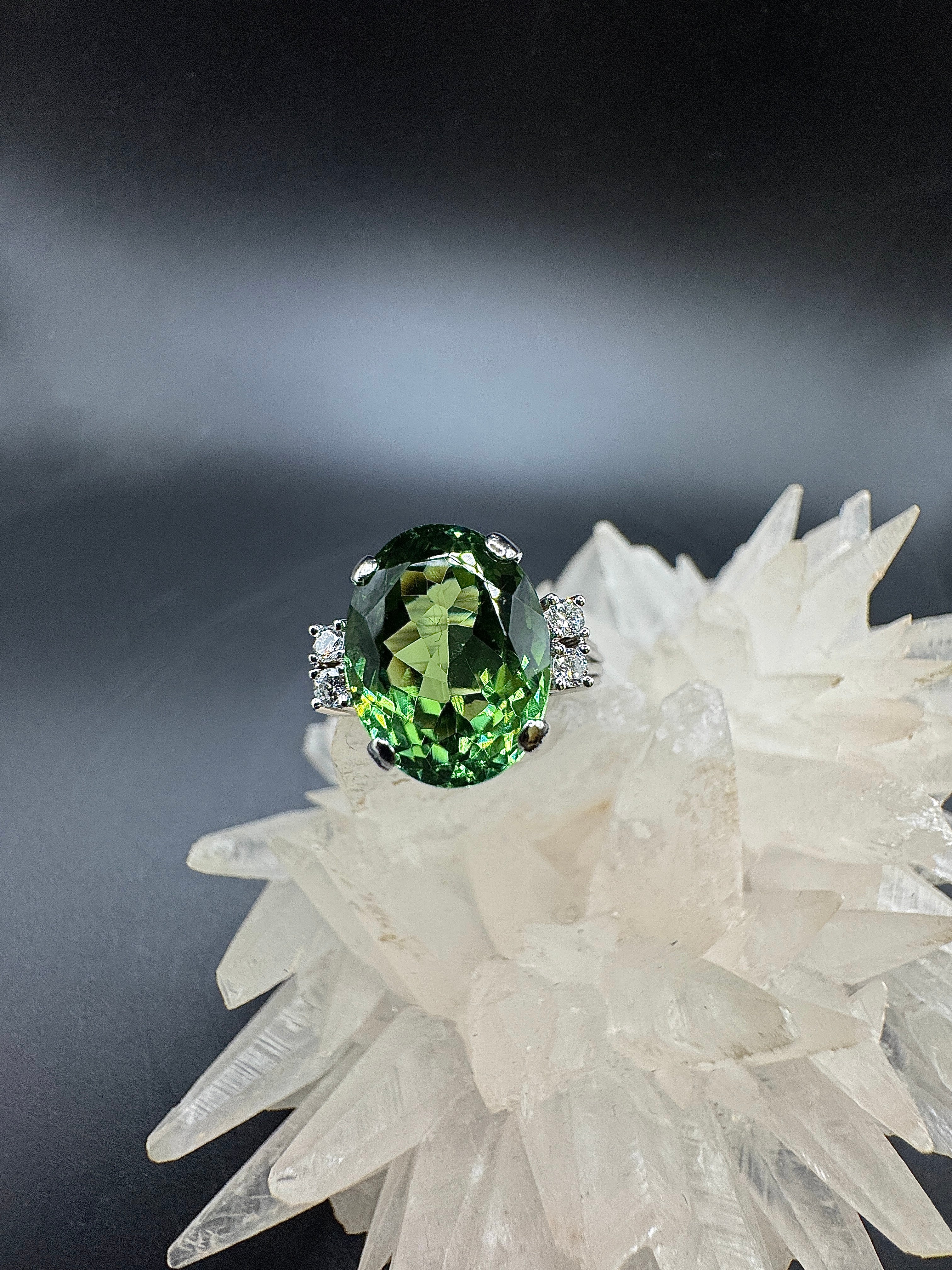 Zeitloser Vintage-Ring in 18 Karat Weißgold mit grünem Turmalin & Brillanten