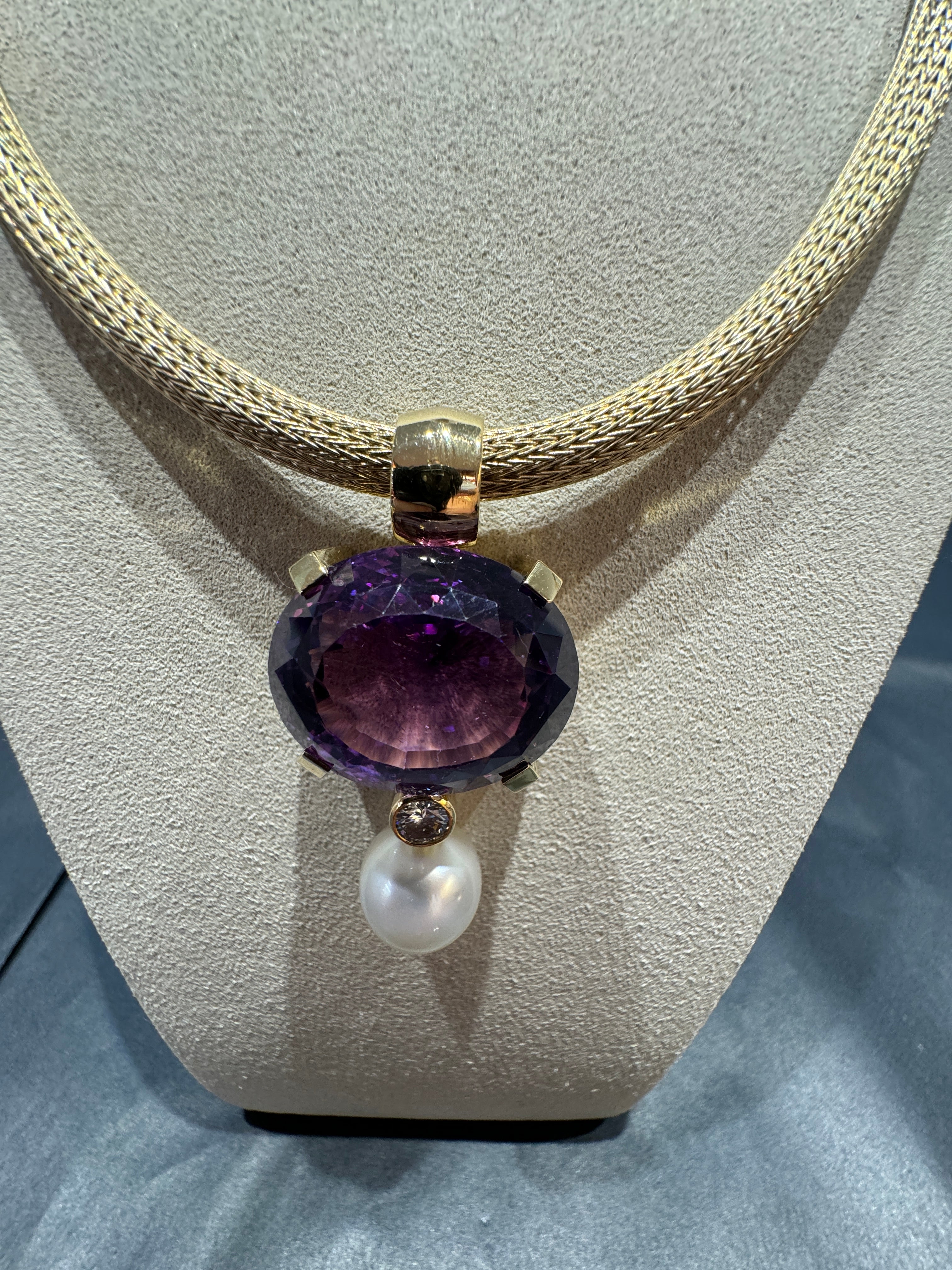 Impressive pendant in 18 carat yellow gold with fine amethyst, brilliant & South Sea pearl
