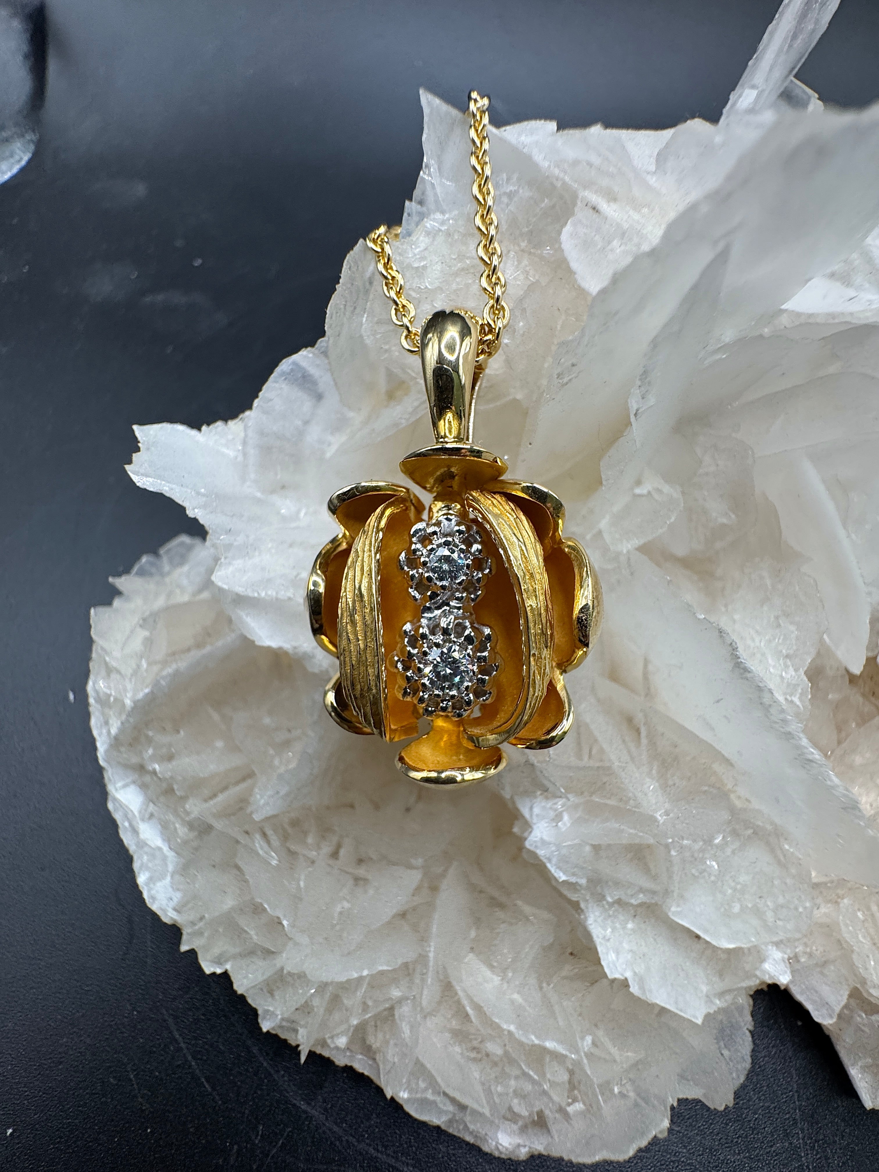 Handgefertigter Goldbaur Anhänger in 18 Karat Gelbgold mit Brillanten