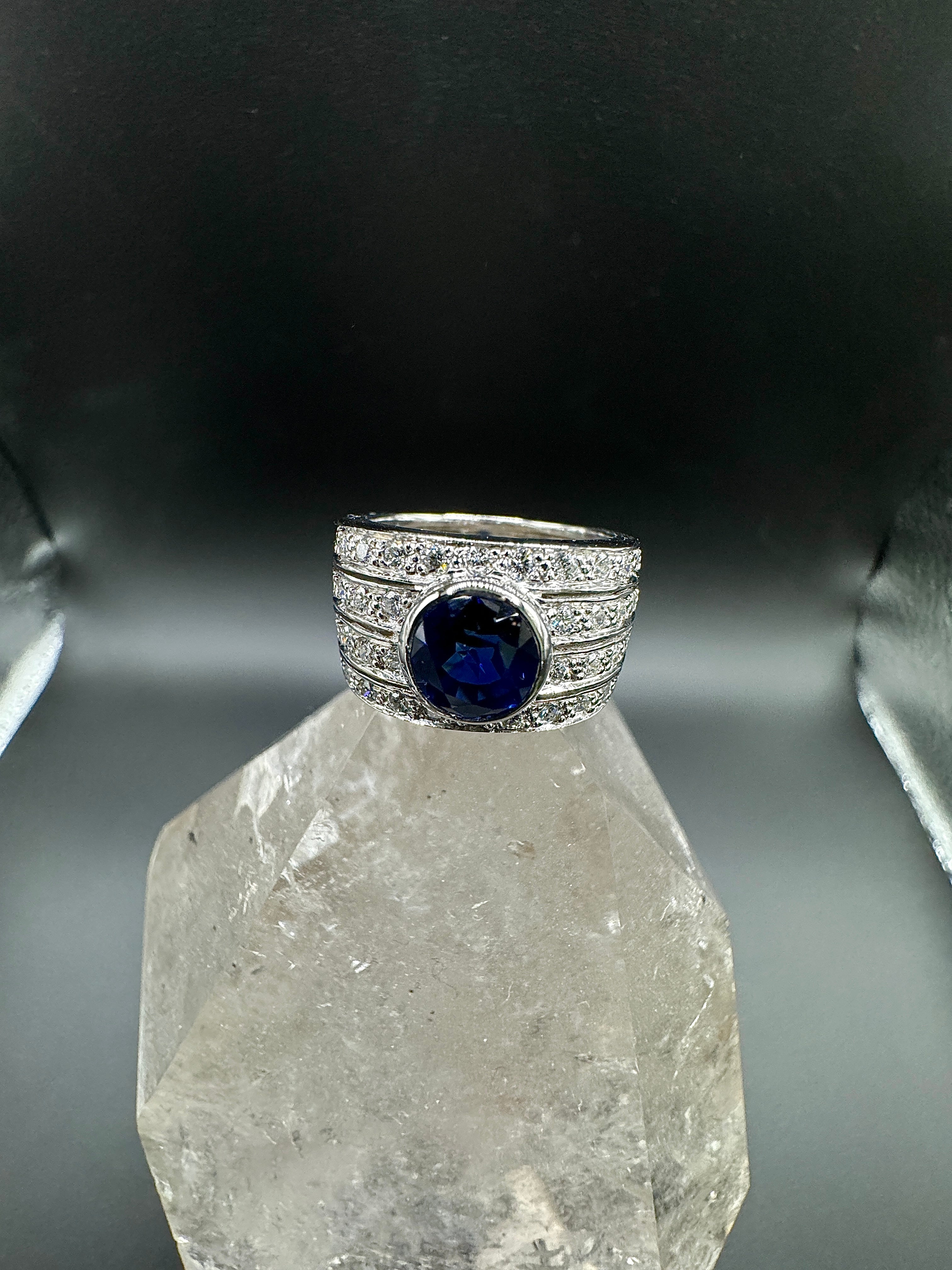 Eindrucksvoller Ring in 18 Karat Weißgold mit augenreinem Saphir und Brillanten