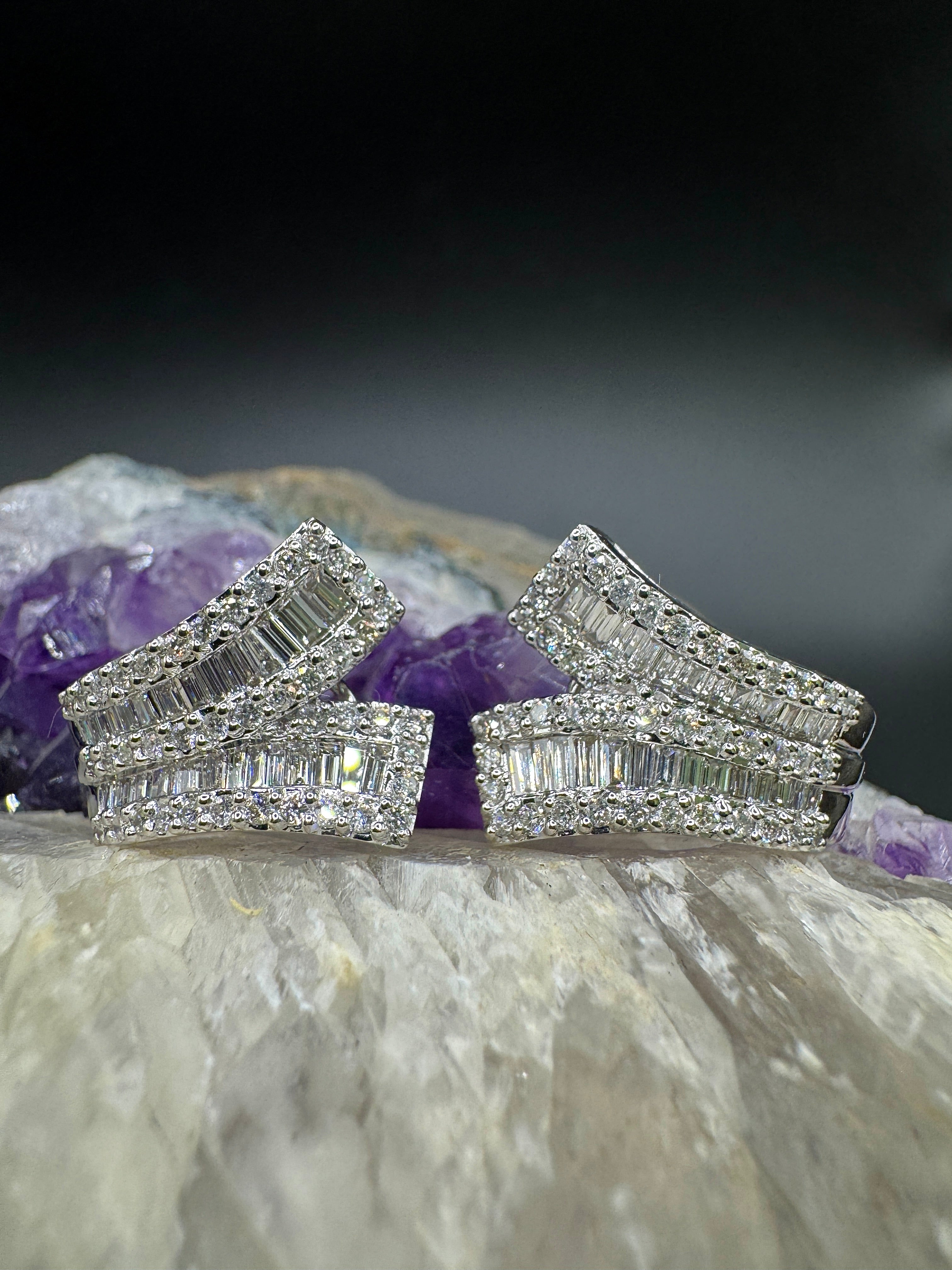 Exciting earrings in 18 carat white gold with brilliant-cut diamonds & baguette diamonds