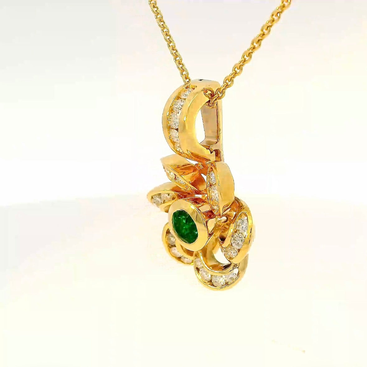 Handgefertigter Anhänger in 18 Karat Gelbgold mit Smaragd & Brillanten von Goldbaur