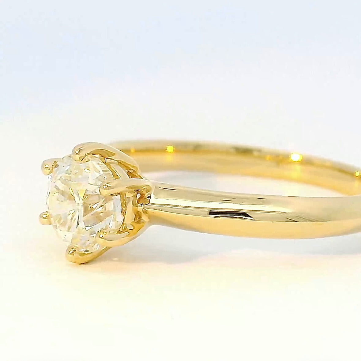 Moderner Solitärring in 18 Karat Gelbgold mit 1,02 Karat Brillant