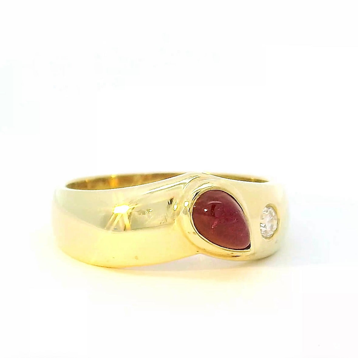 Eleganter Ring in 14 Karat Gelbgold mit Rubin & Brillant