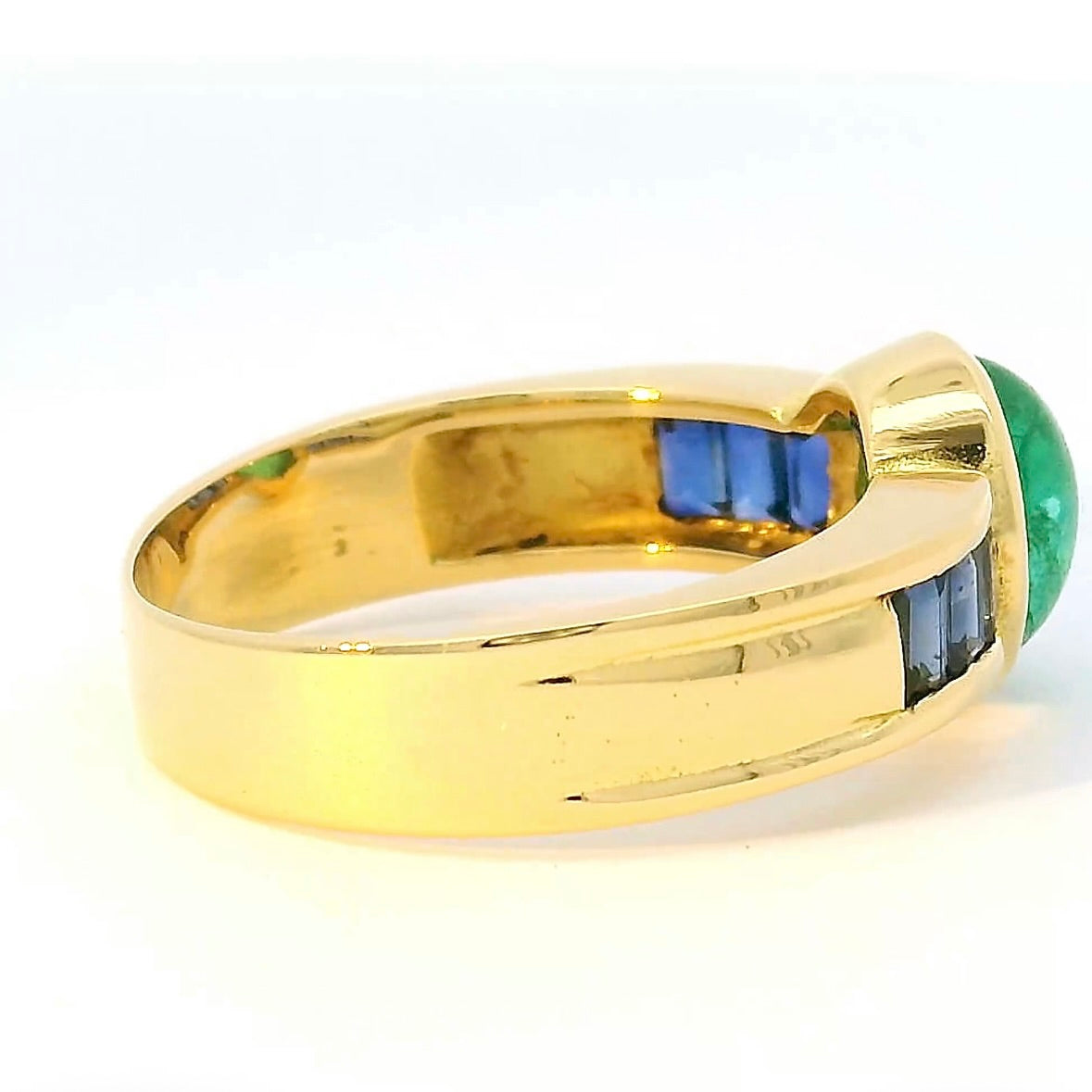 Edler Ring in 18 Karat Gelbgold mit Smaragd & Saphiren